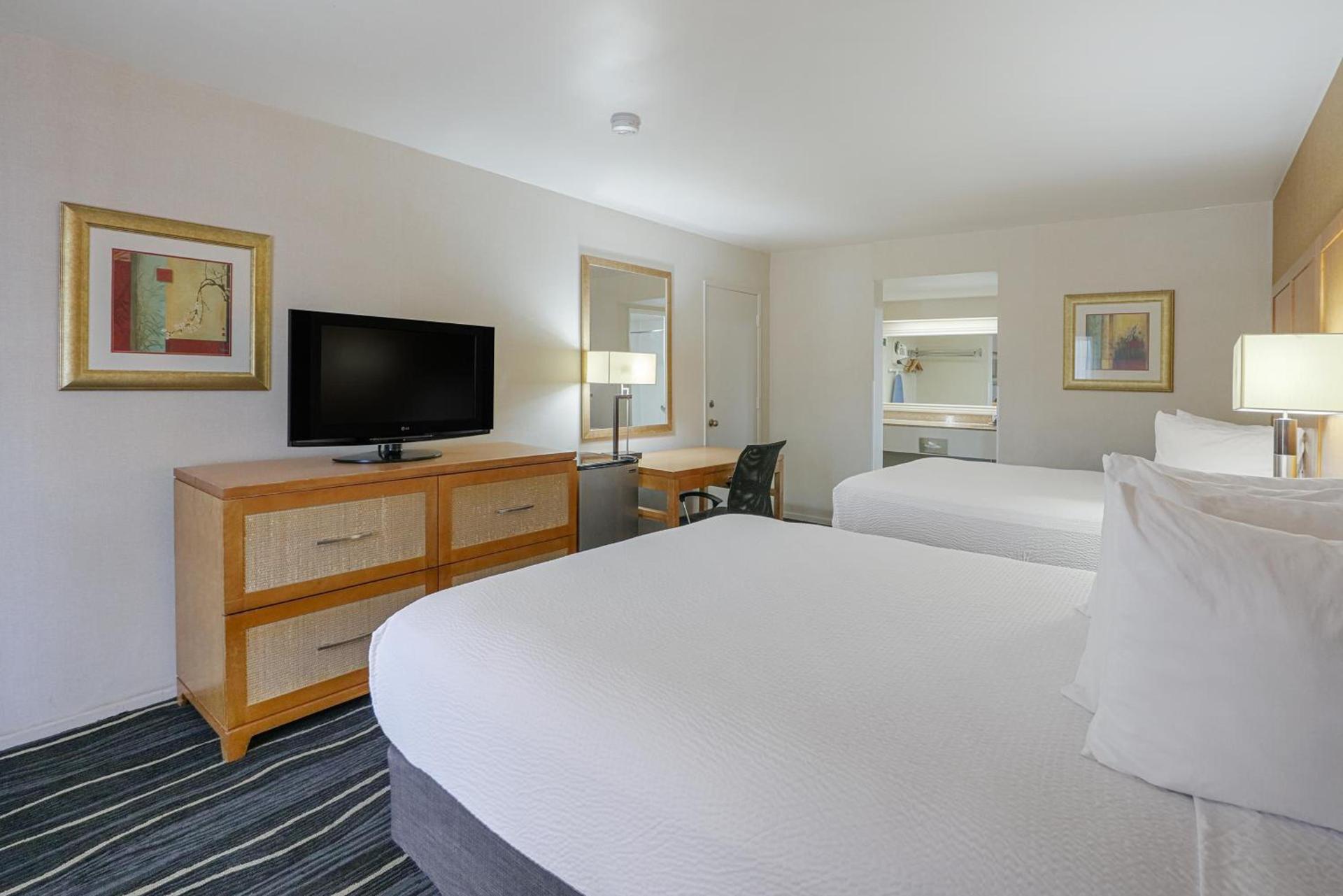 Ramada by Wyndham Costa Mesa/Newport Beach photo 43