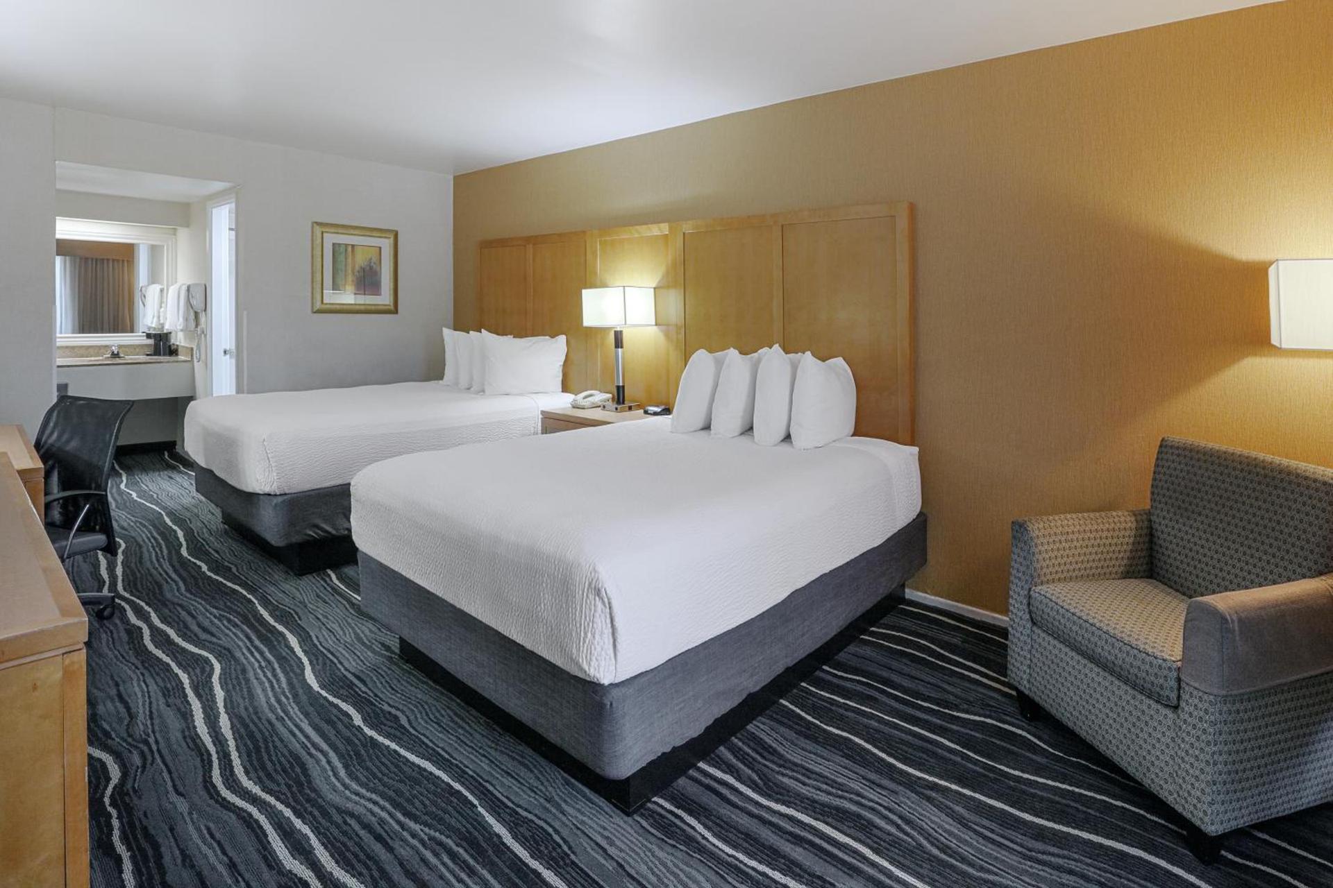Ramada by Wyndham Costa Mesa/Newport Beach photo 42