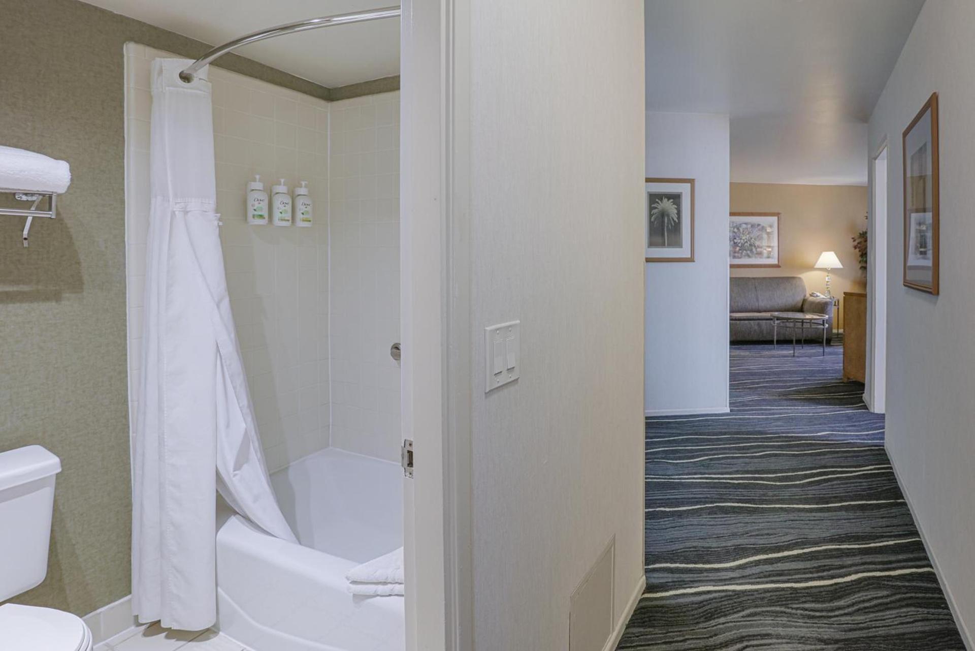 Ramada by Wyndham Costa Mesa/Newport Beach photo 55