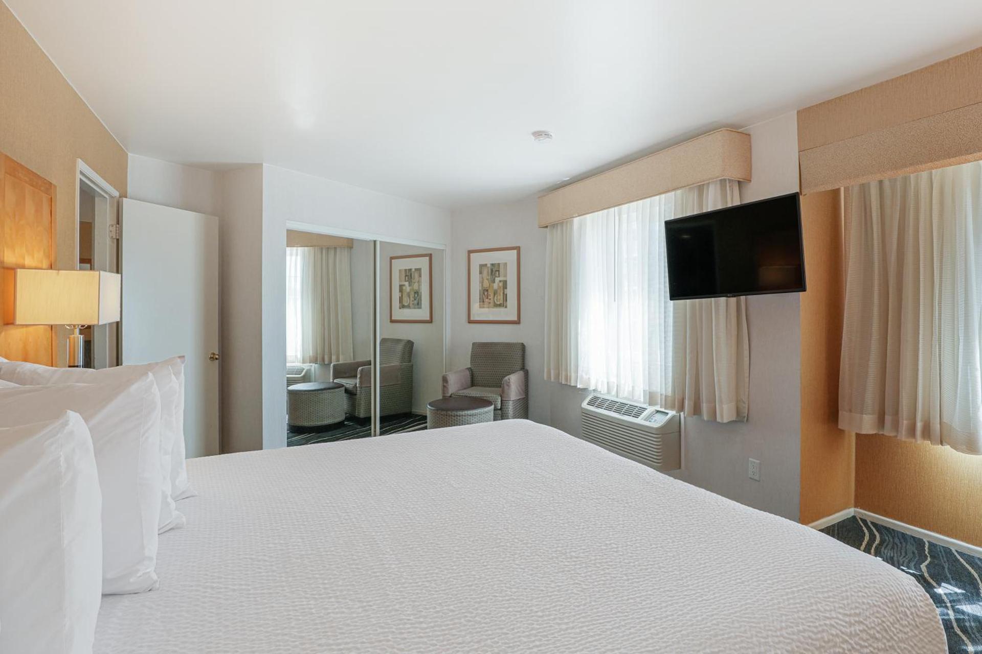 Ramada by Wyndham Costa Mesa/Newport Beach photo 54