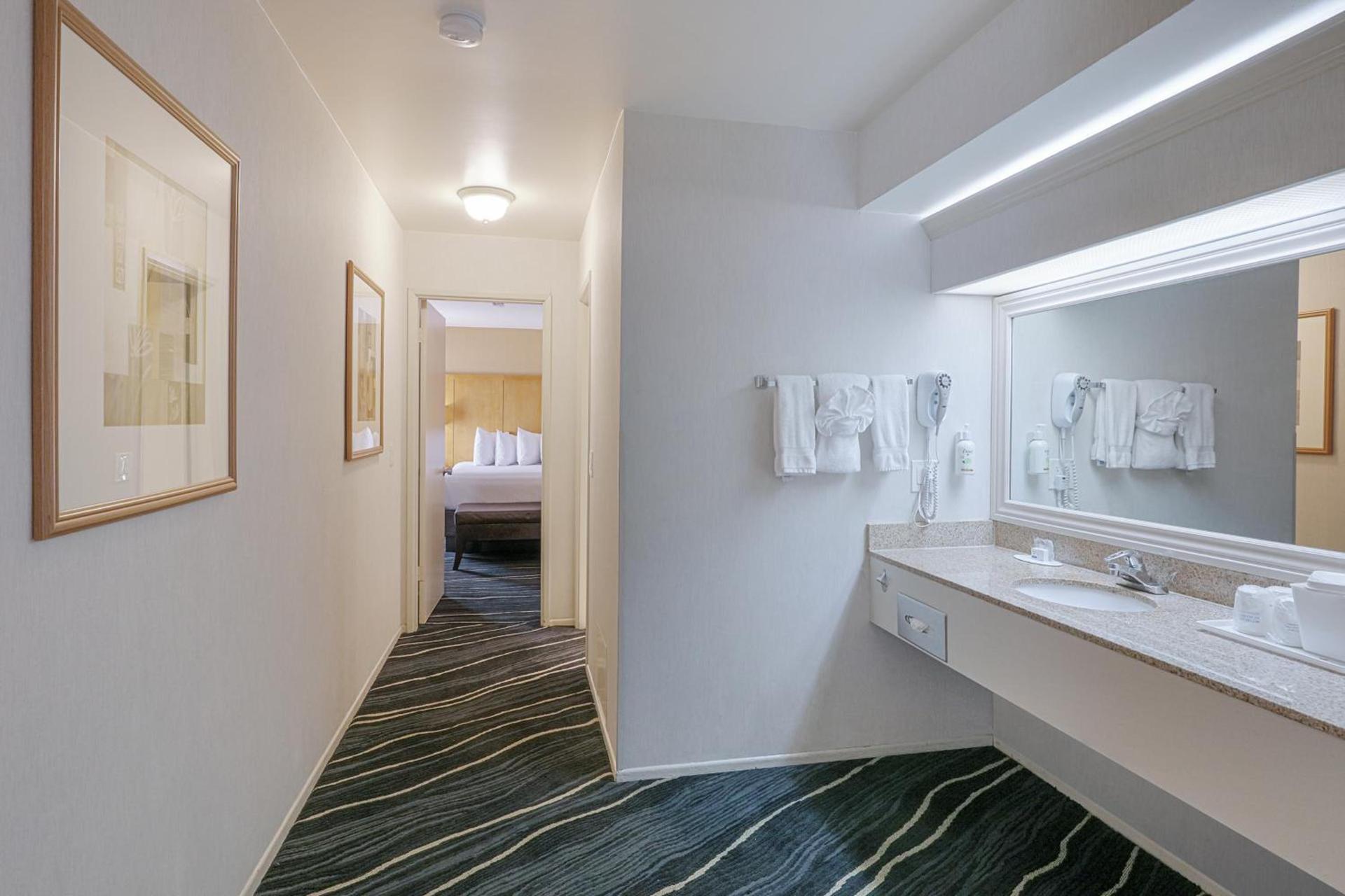 Ramada by Wyndham Costa Mesa/Newport Beach photo 52