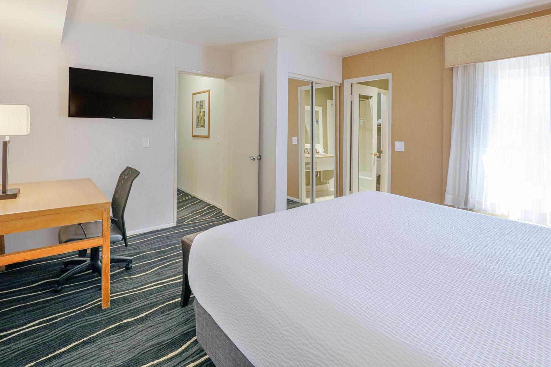 Ramada by Wyndham Costa Mesa/Newport Beach photo 50