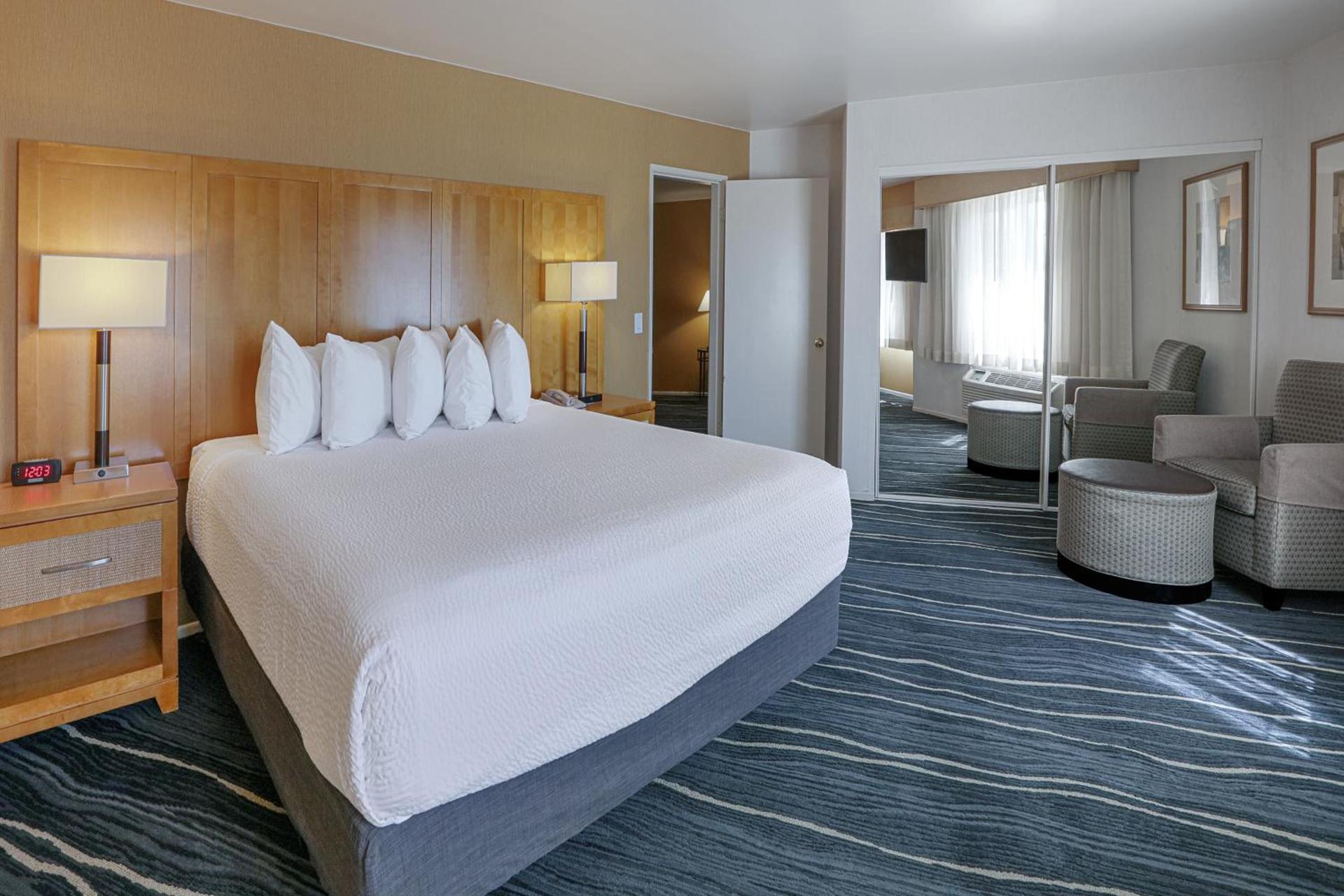 Ramada by Wyndham Costa Mesa/Newport Beach photo 46