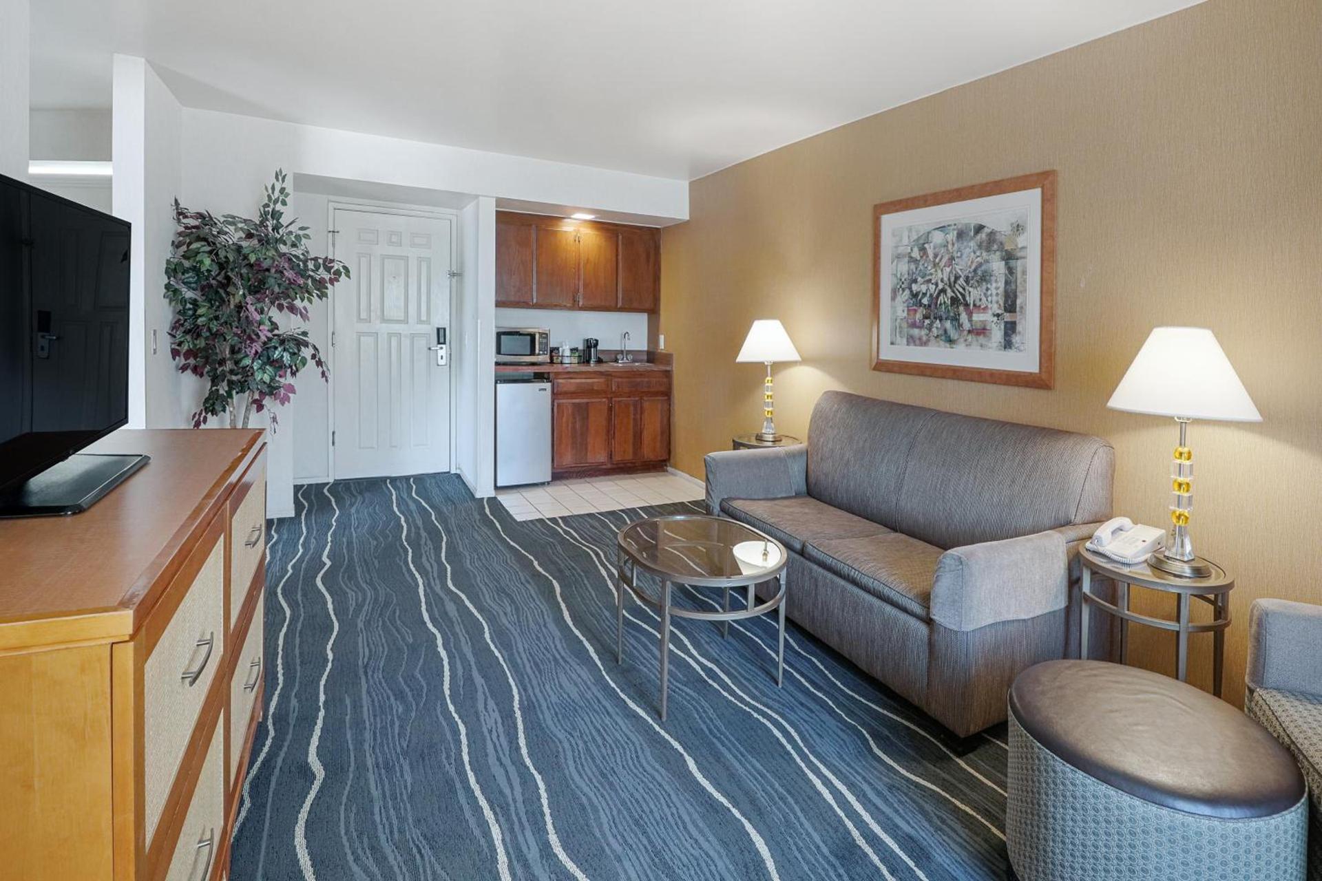 Ramada by Wyndham Costa Mesa/Newport Beach photo 53
