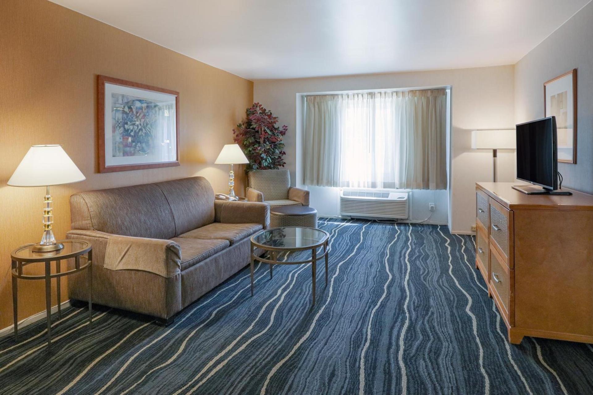 Ramada by Wyndham Costa Mesa/Newport Beach photo 56