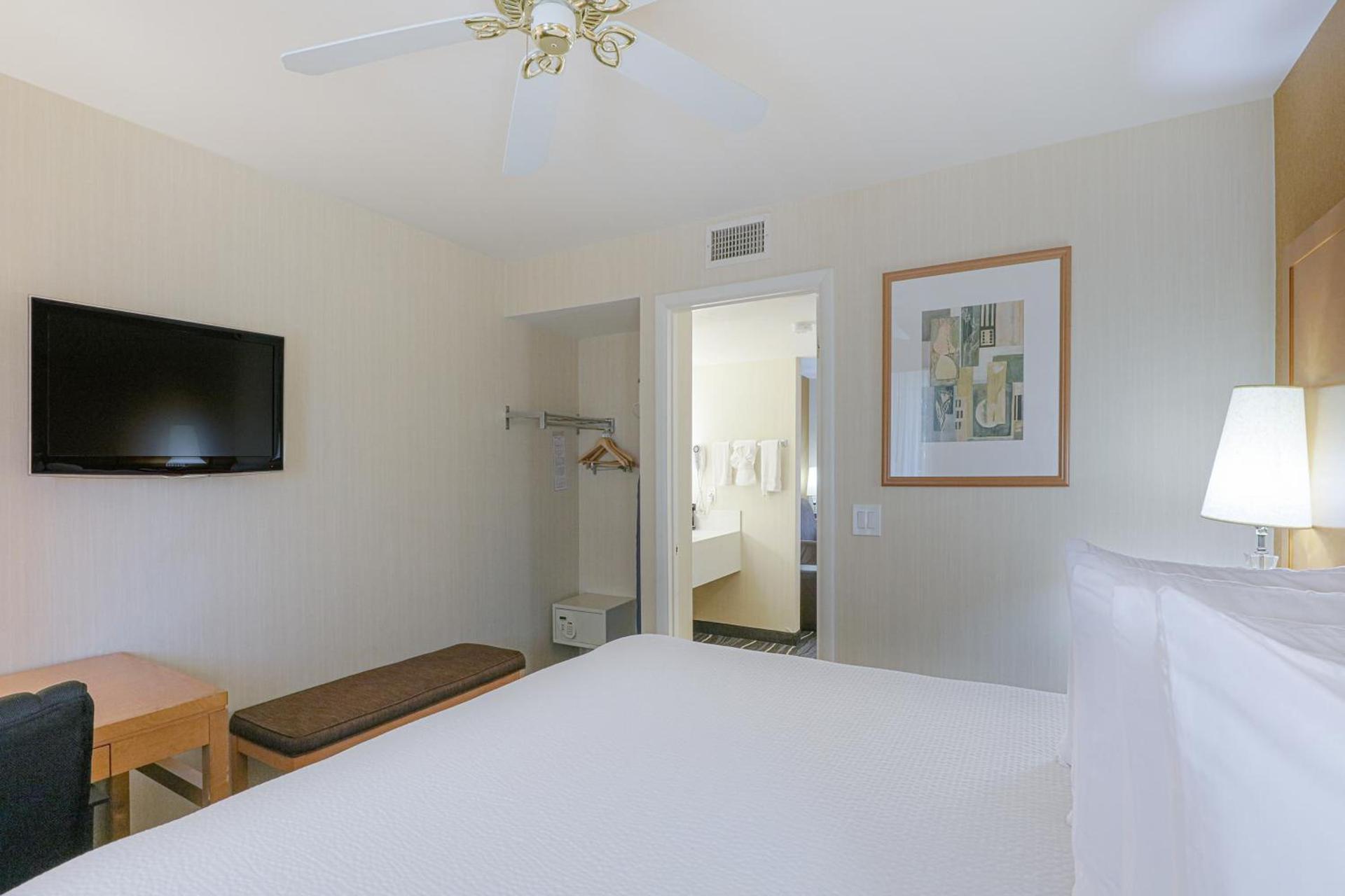 Ramada by Wyndham Costa Mesa/Newport Beach photo 63