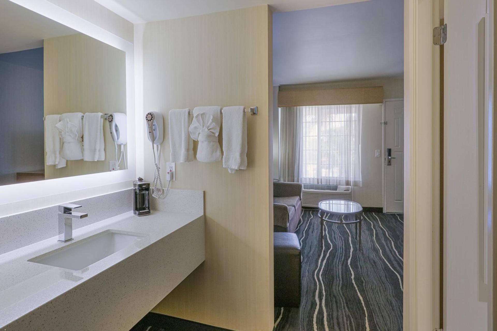 Ramada by Wyndham Costa Mesa/Newport Beach photo 59