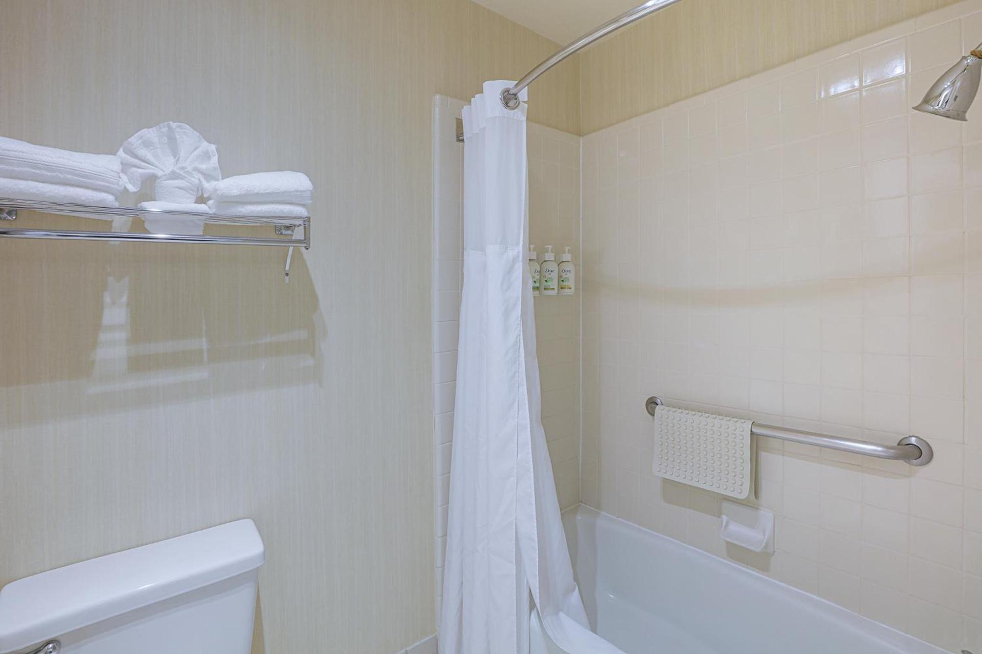 Ramada by Wyndham Costa Mesa/Newport Beach photo 60