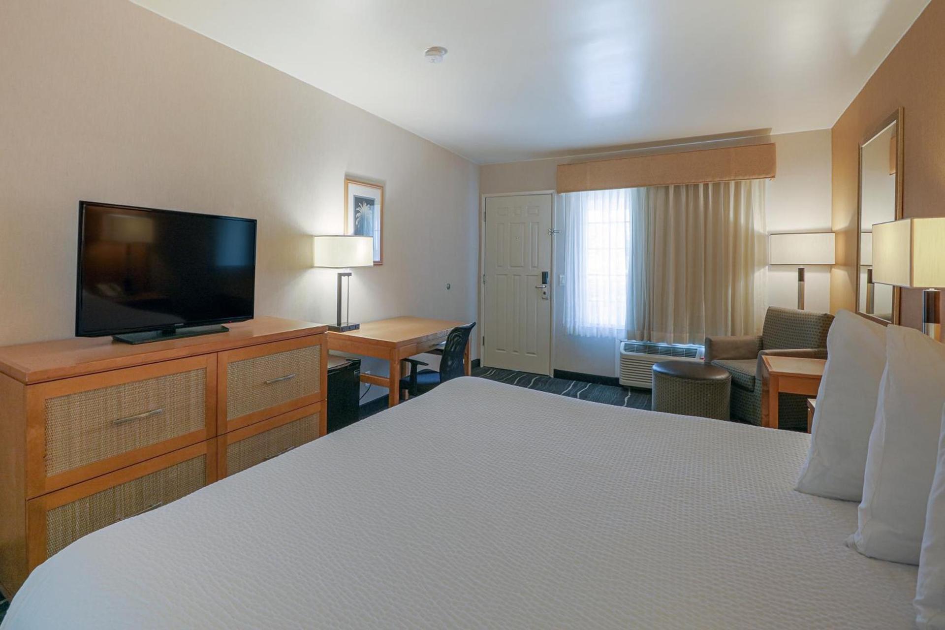 Ramada by Wyndham Costa Mesa/Newport Beach photo 70