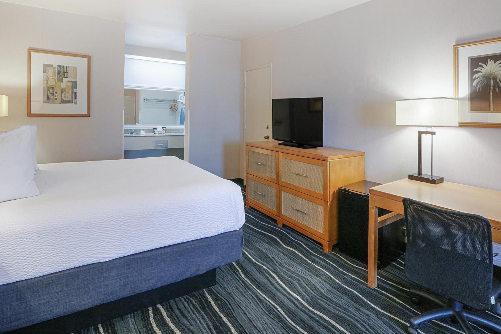 Ramada by Wyndham Costa Mesa/Newport Beach photo 71