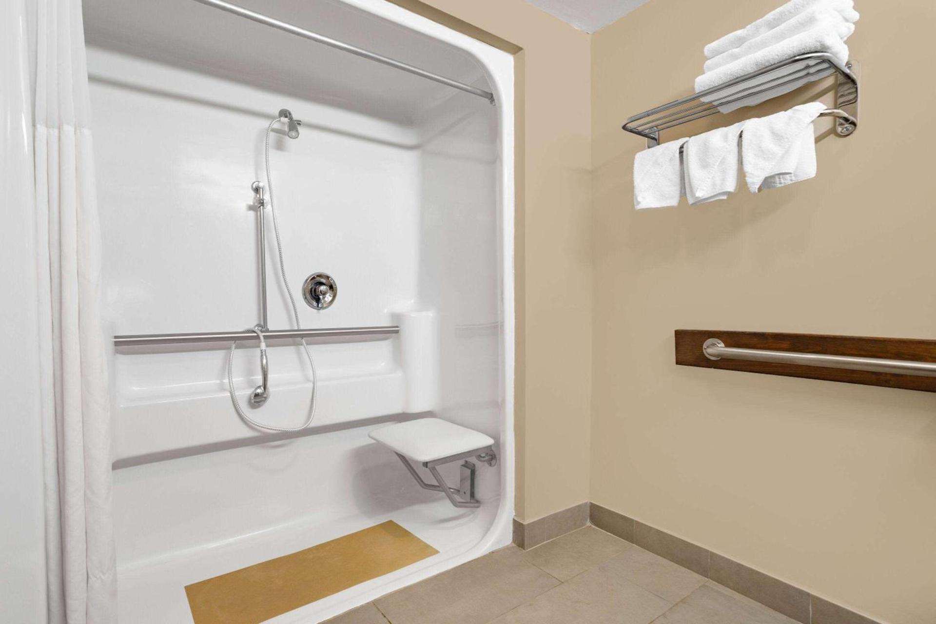 Ramada by Wyndham Hendersonville photo 4