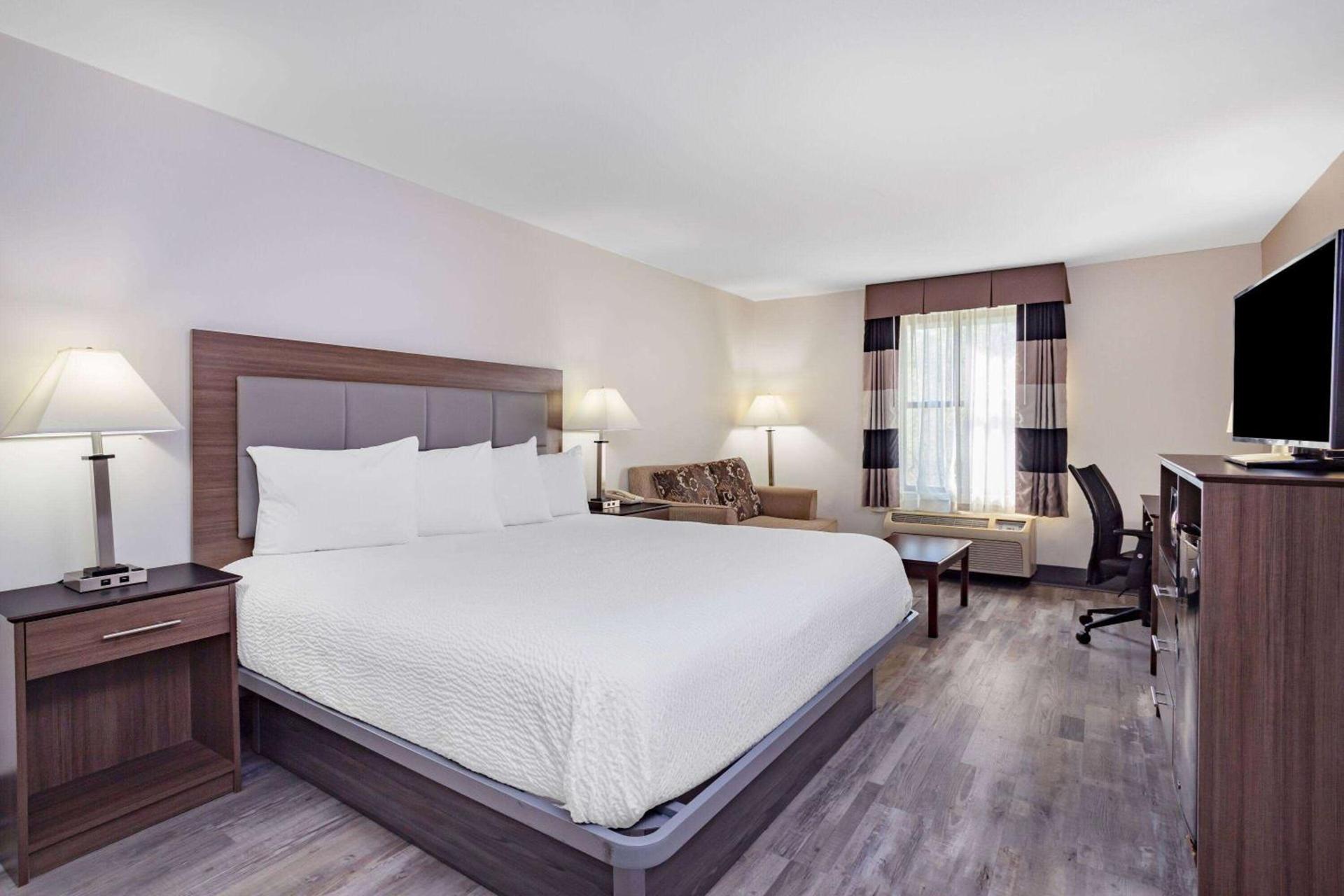 Ramada by Wyndham Hendersonville photo 7
