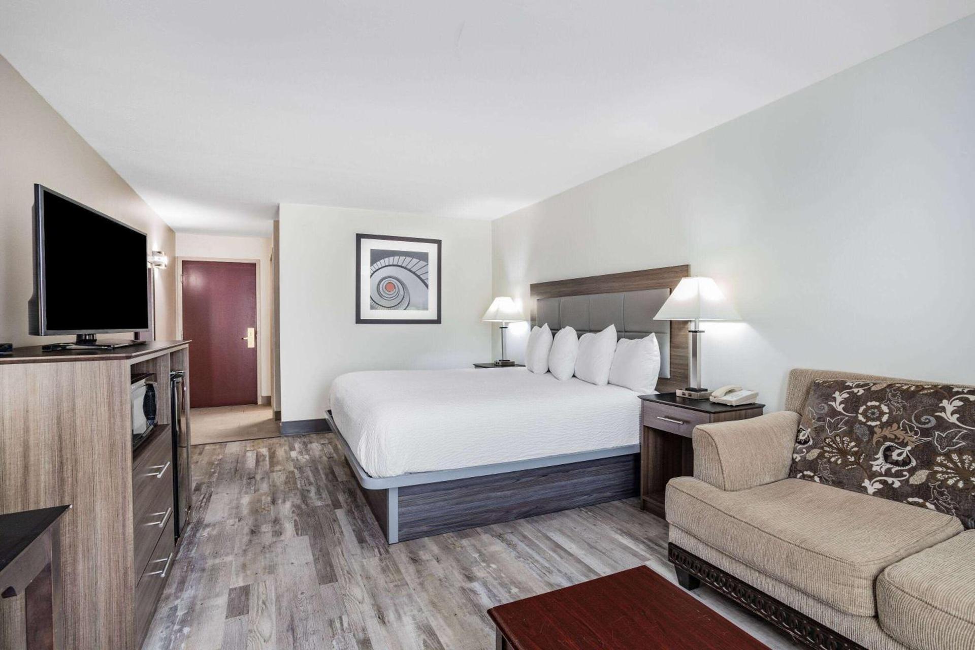 Ramada by Wyndham Hendersonville photo 8