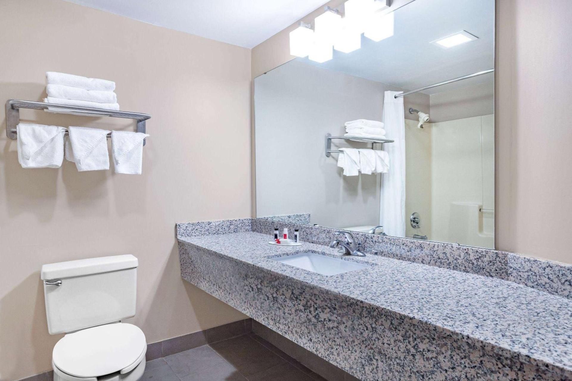 Ramada by Wyndham Hendersonville photo 9