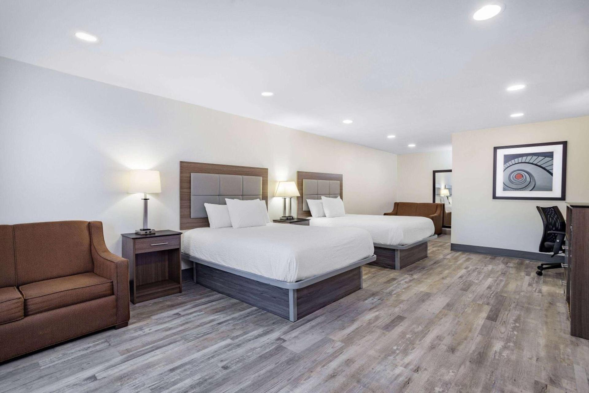 Ramada by Wyndham Hendersonville photo 10