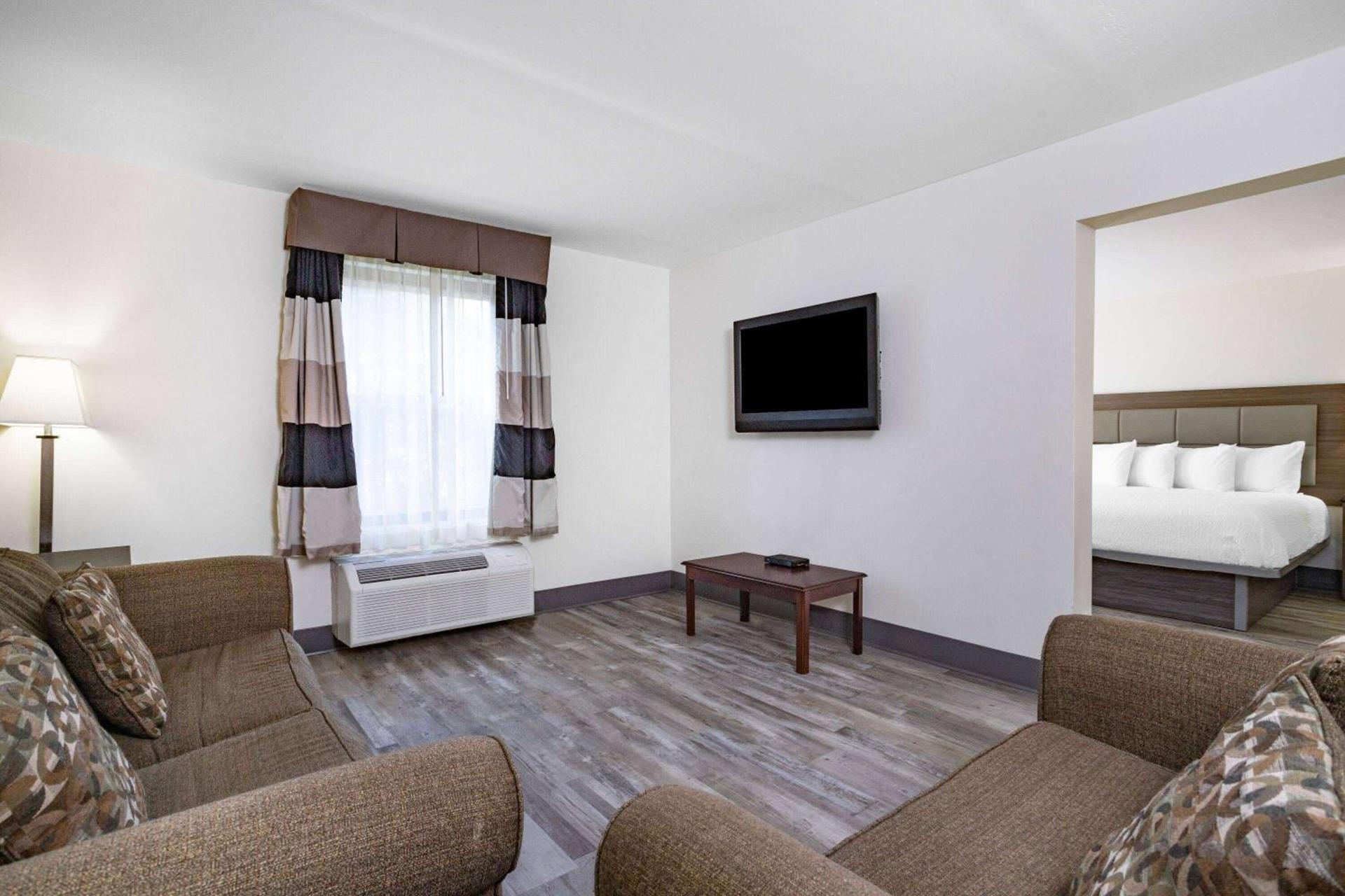 Ramada by Wyndham Hendersonville photo 12
