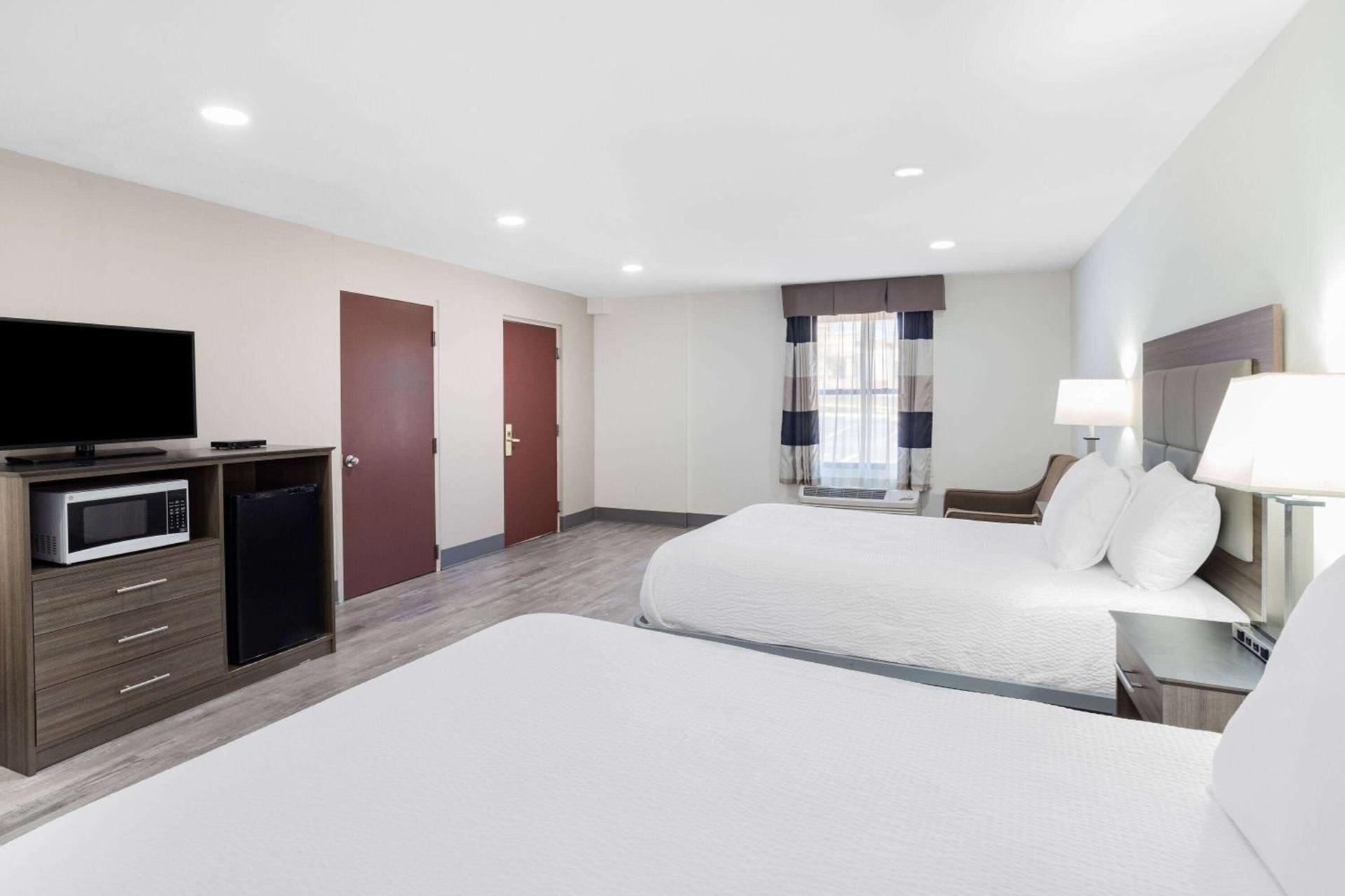 Ramada by Wyndham Hendersonville photo 11
