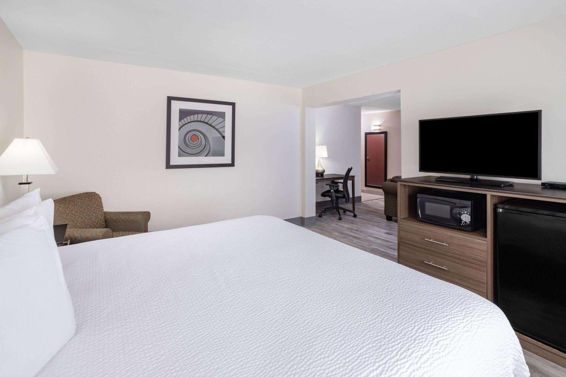 Ramada by Wyndham Hendersonville photo 13