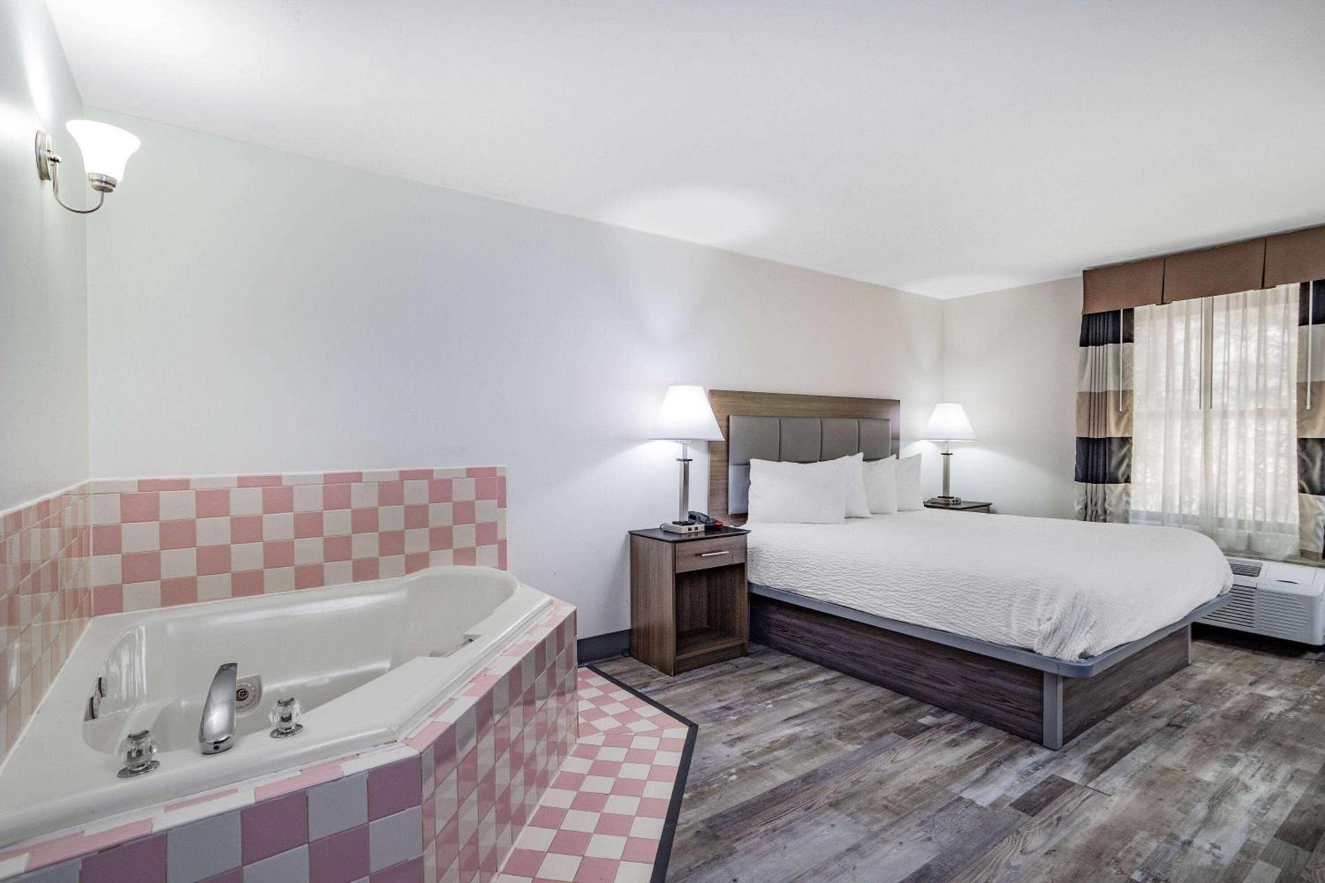 Ramada by Wyndham Hendersonville photo 14