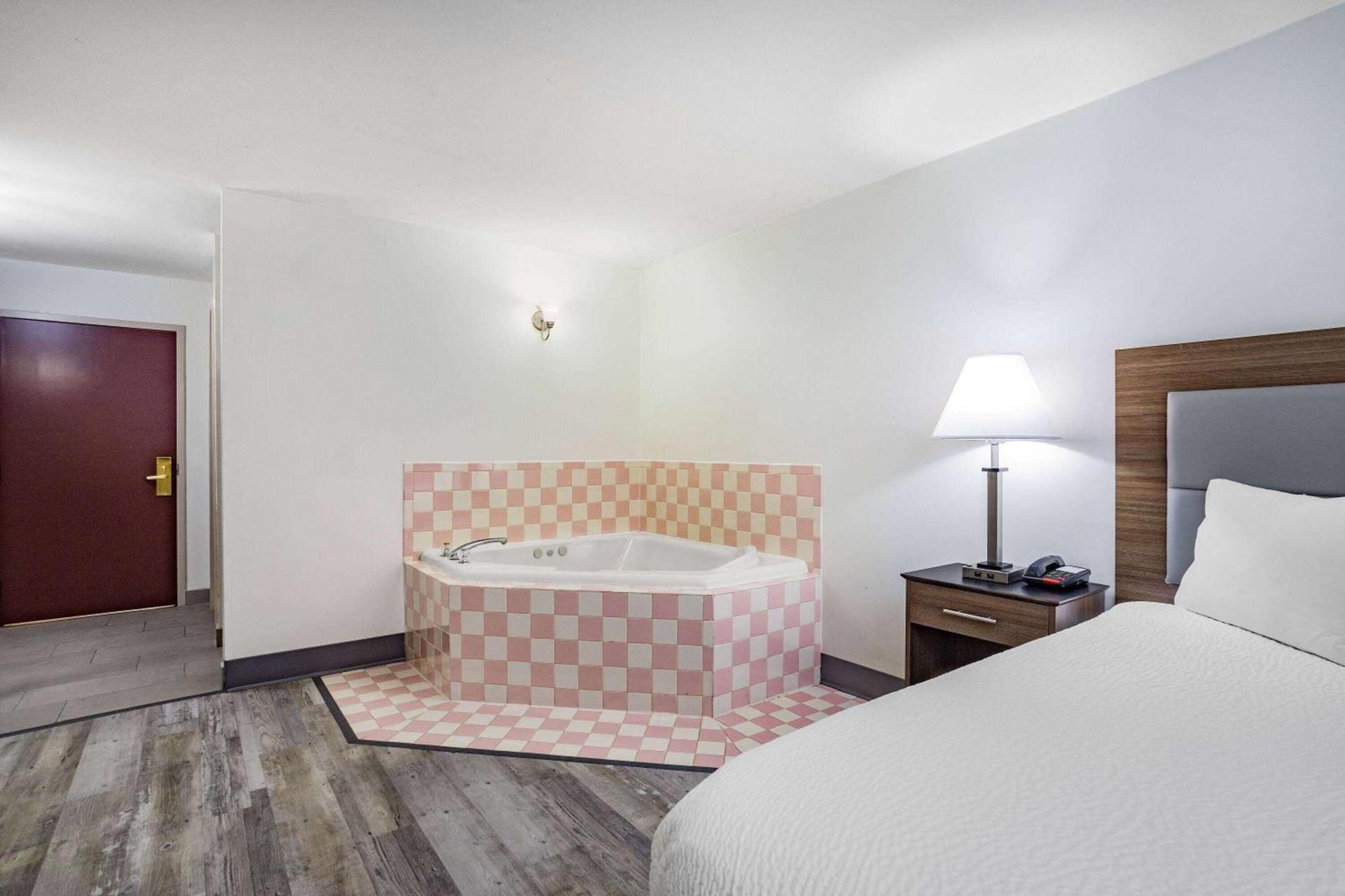 Ramada by Wyndham Hendersonville photo 15