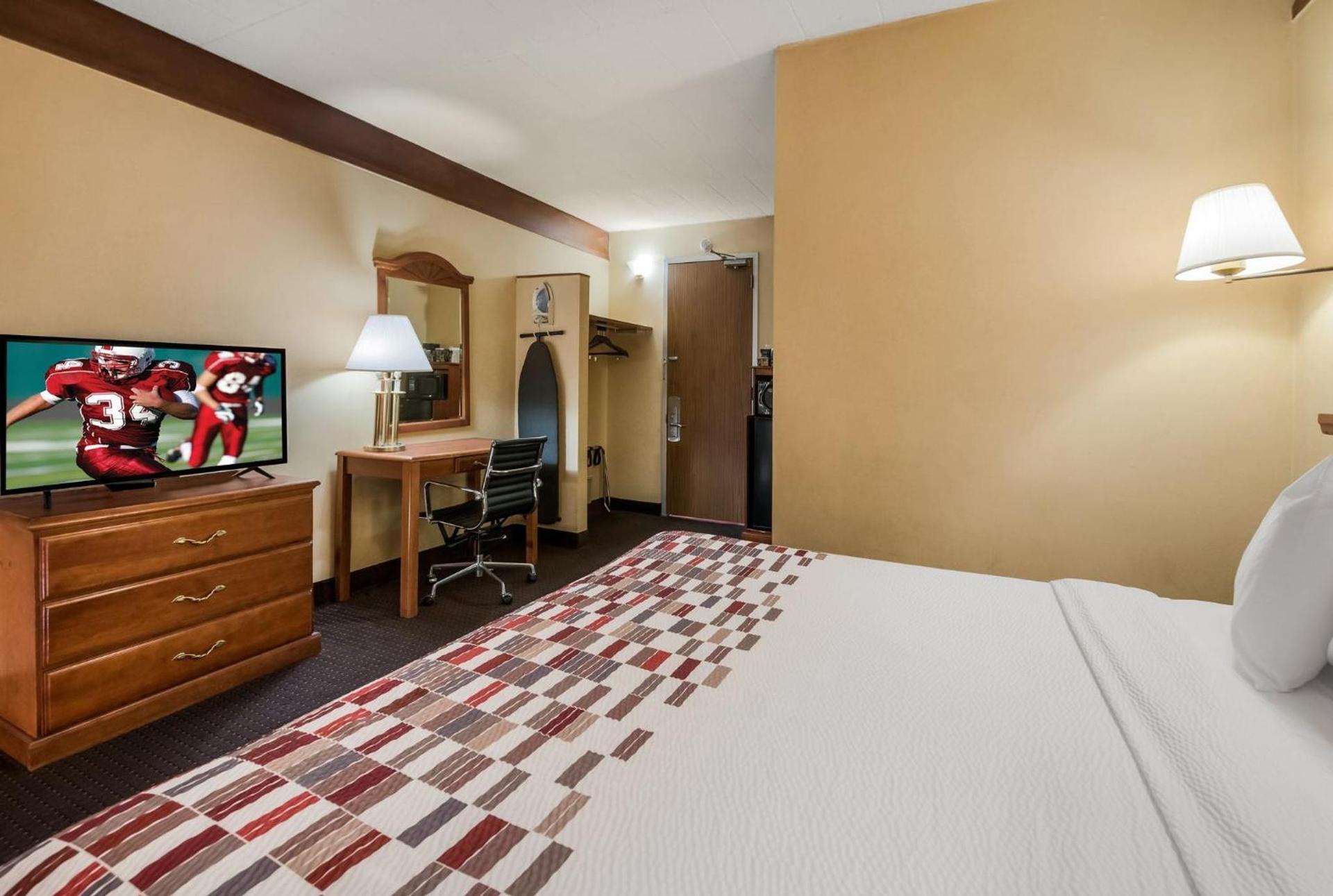 Red Roof Inn and Suites Newark - University photo 31