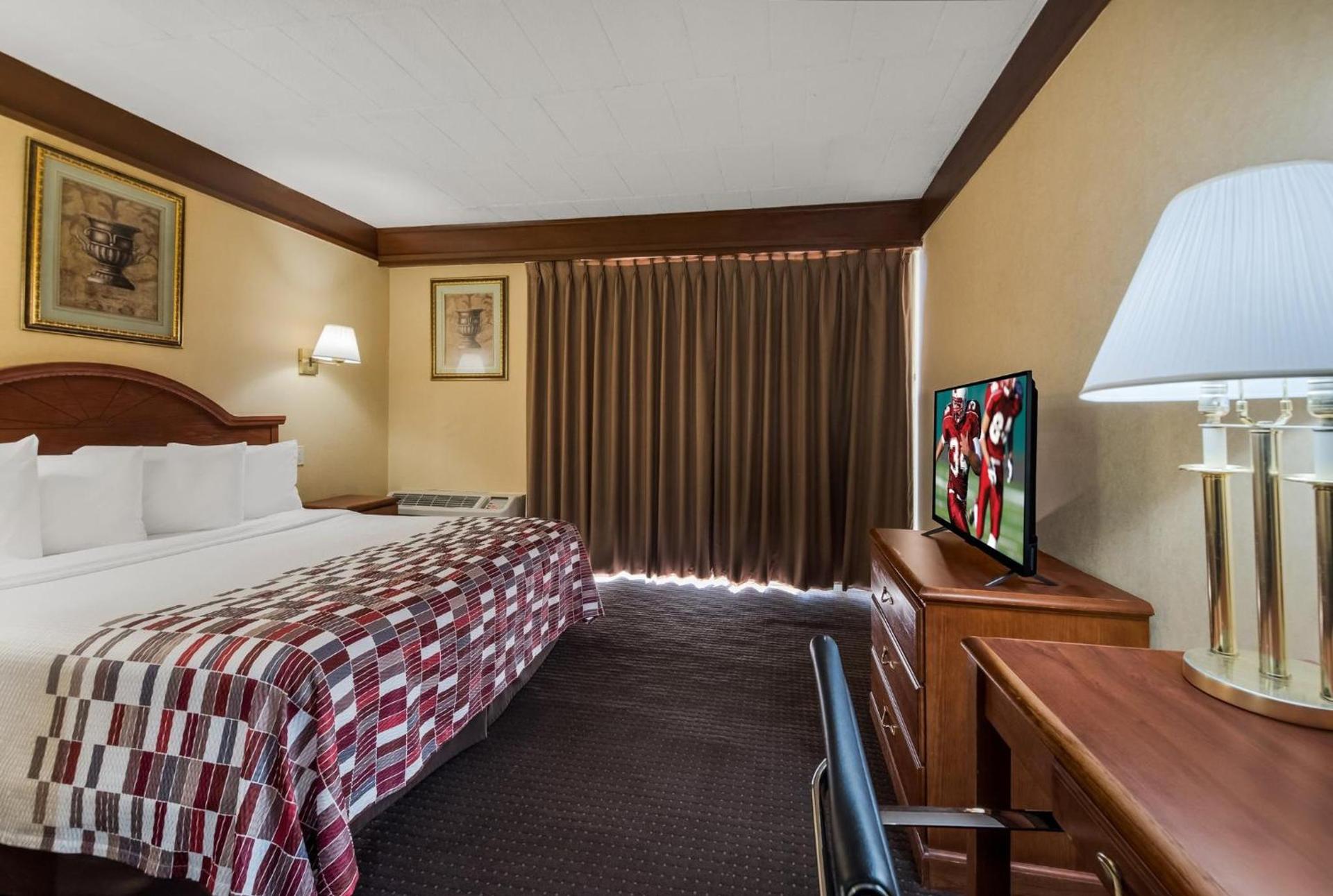 Red Roof Inn and Suites Newark - University photo 30