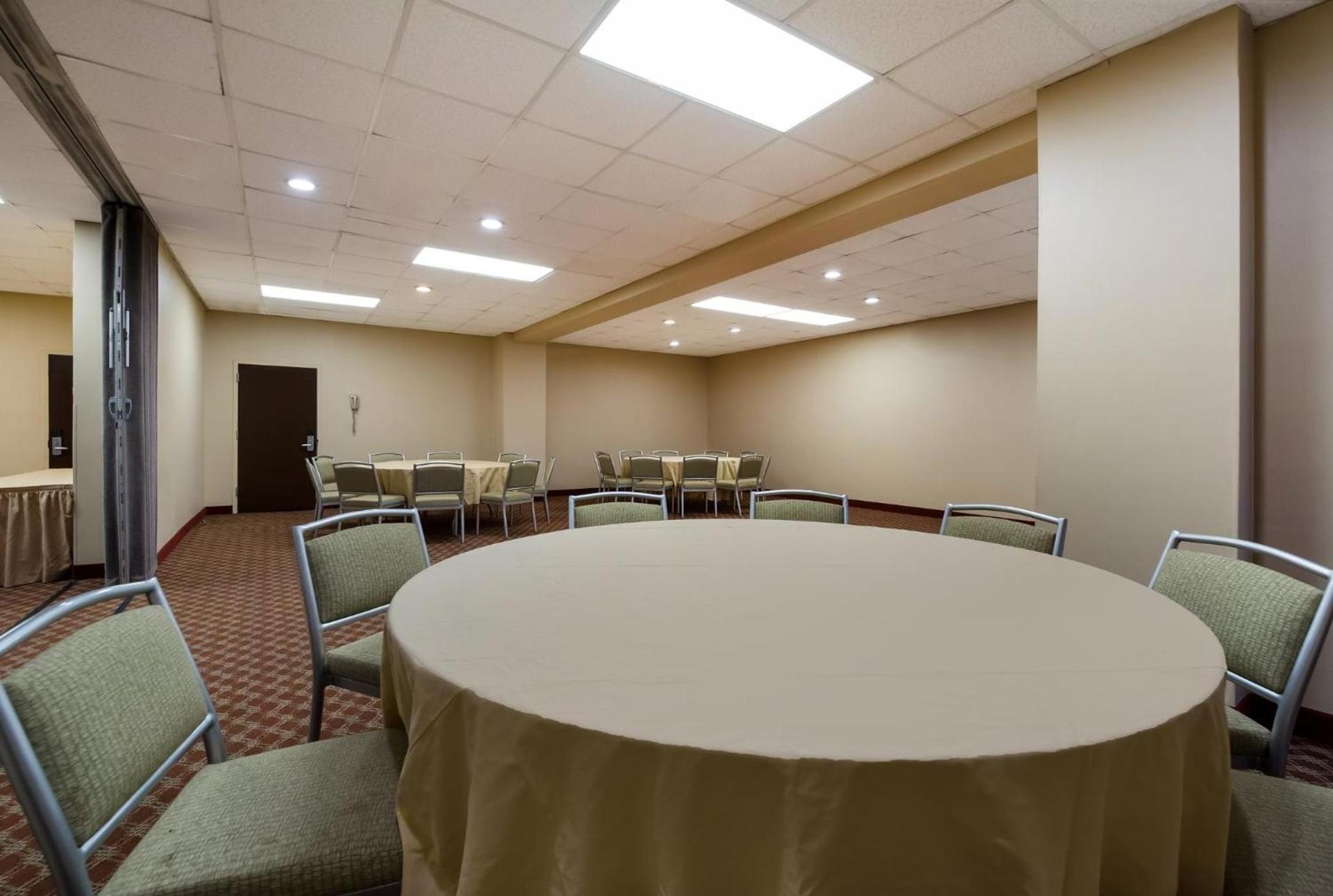 Red Roof Inn and Suites Newark - University photo 20