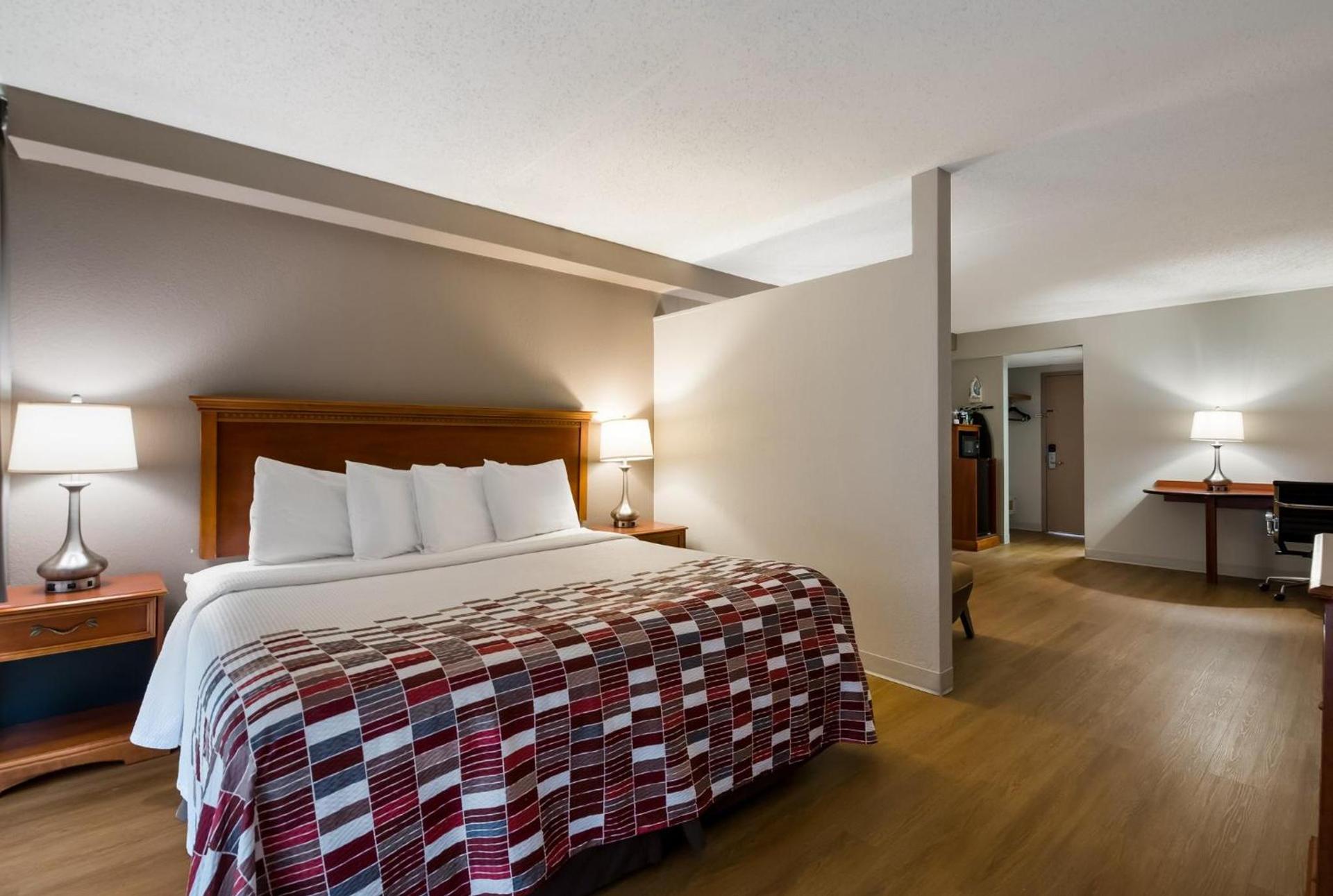 Red Roof Inn and Suites Newark - University photo 36