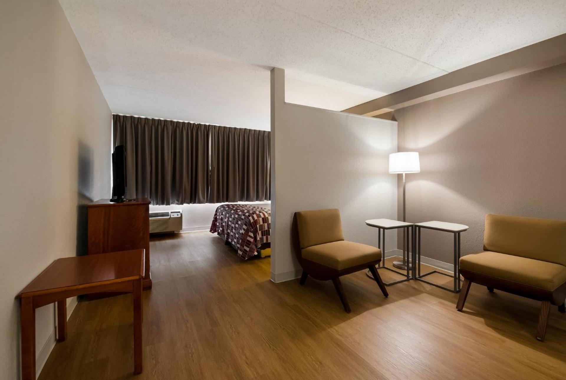 Red Roof Inn and Suites Newark - University photo 37
