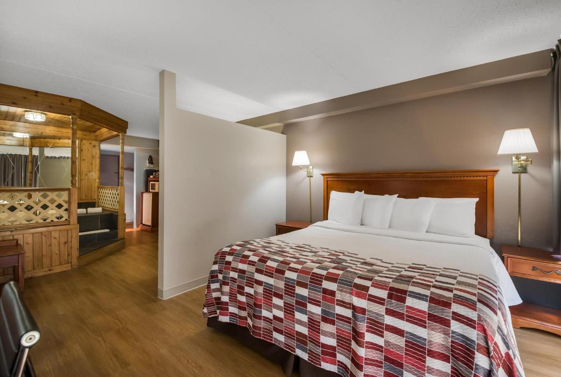 Red Roof Inn and Suites Newark - University photo 40