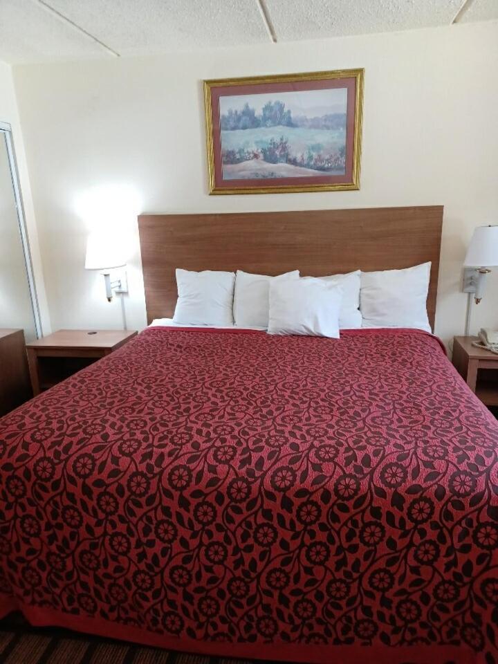 Days Inn & Suites by Wyndham Laredo photo 2