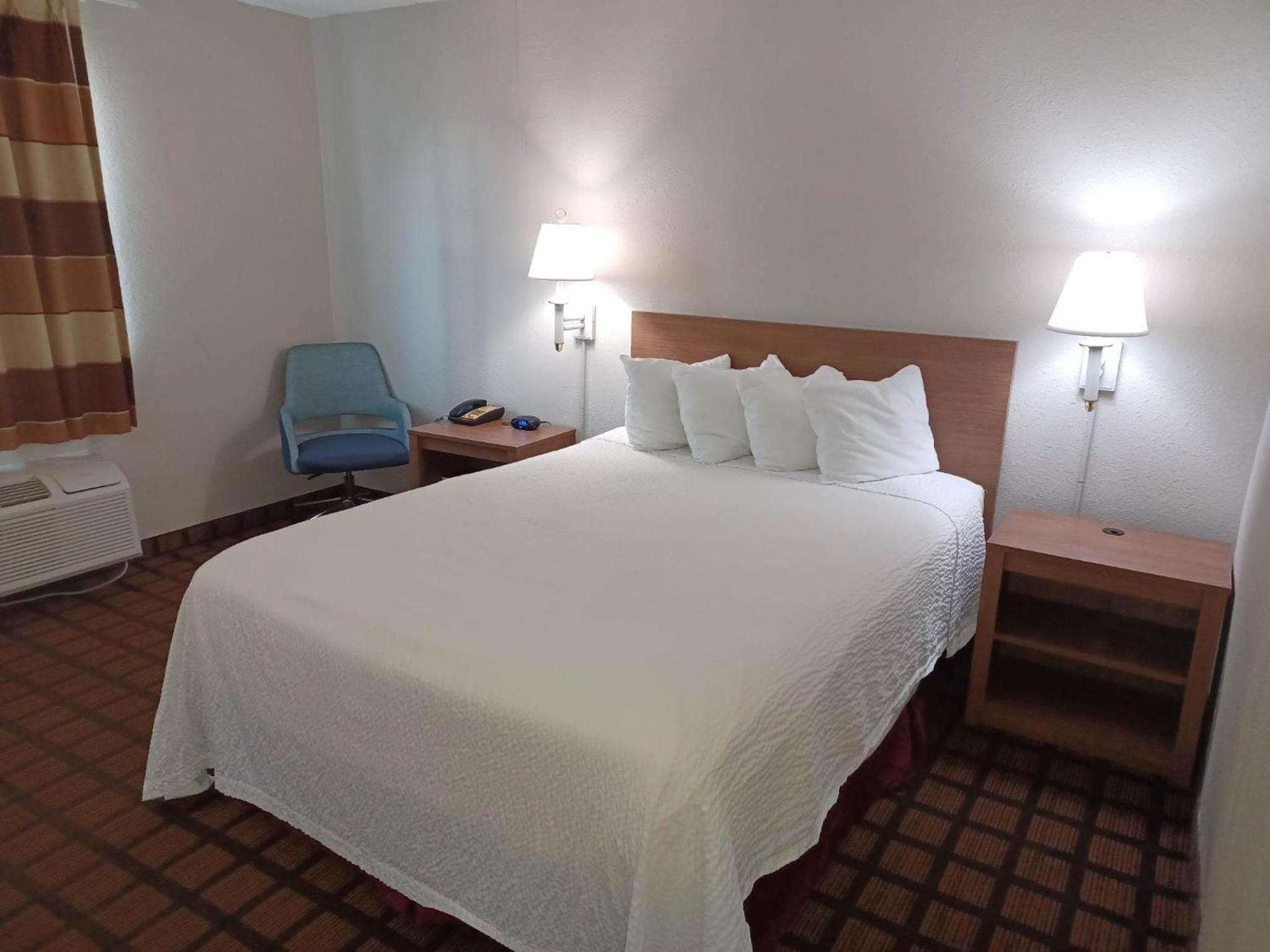 Days Inn & Suites by Wyndham Laredo photo 25