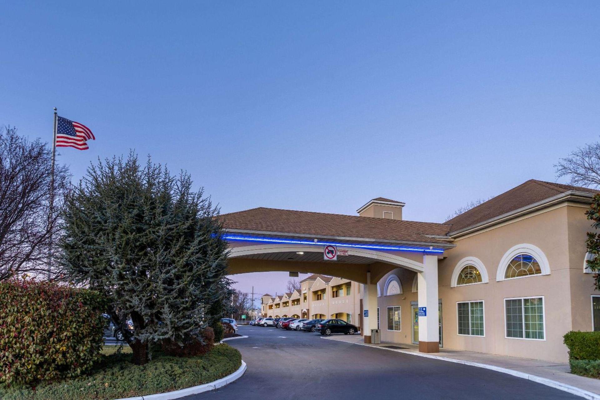 Days Inn & Suites by Wyndham Cherry Hill - Philadelphia photo 2