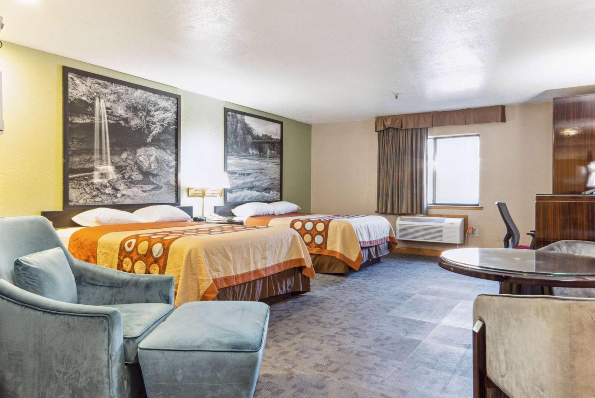 Super 8 by Wyndham Uniontown PA photo 6