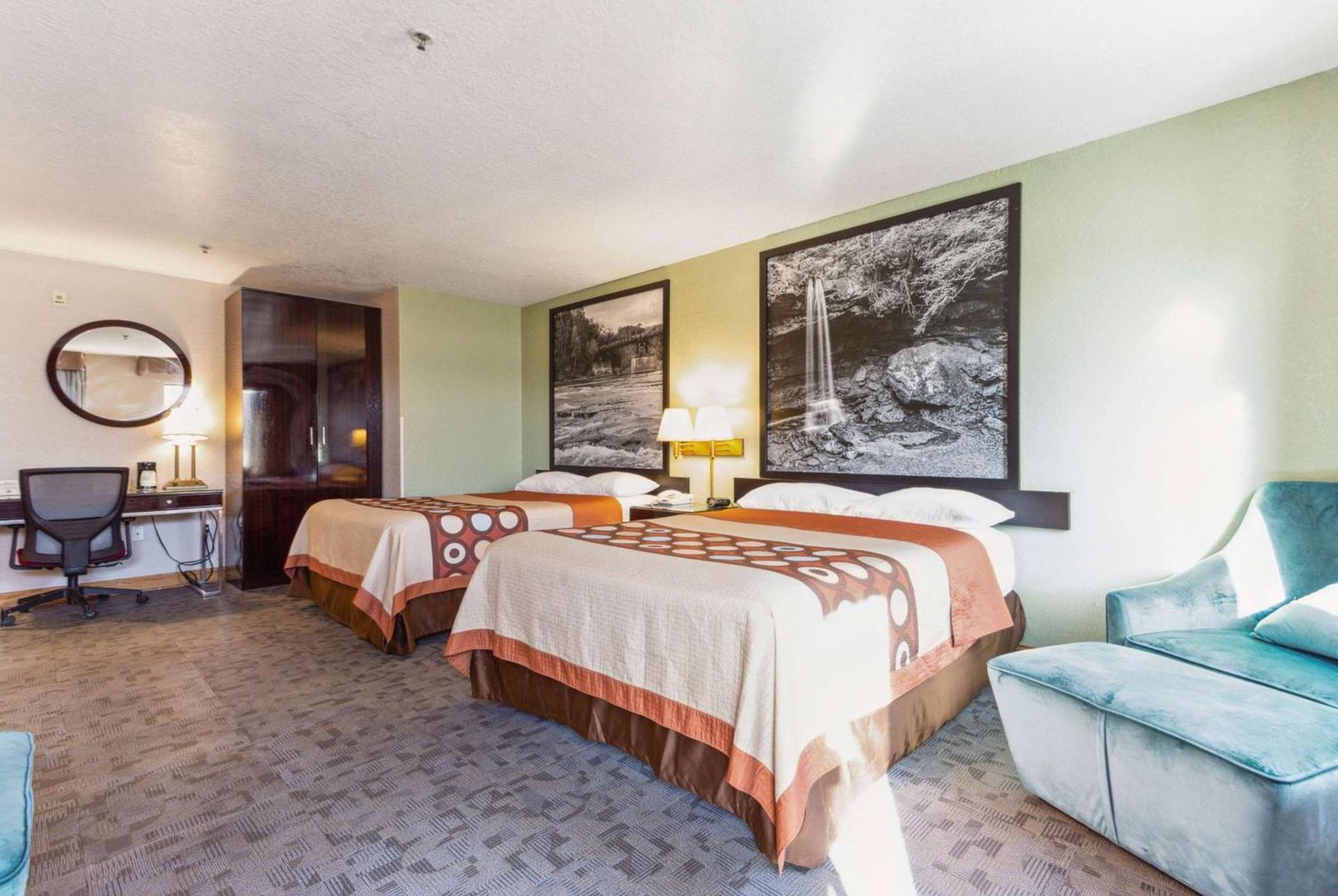 Super 8 by Wyndham Uniontown PA photo 10