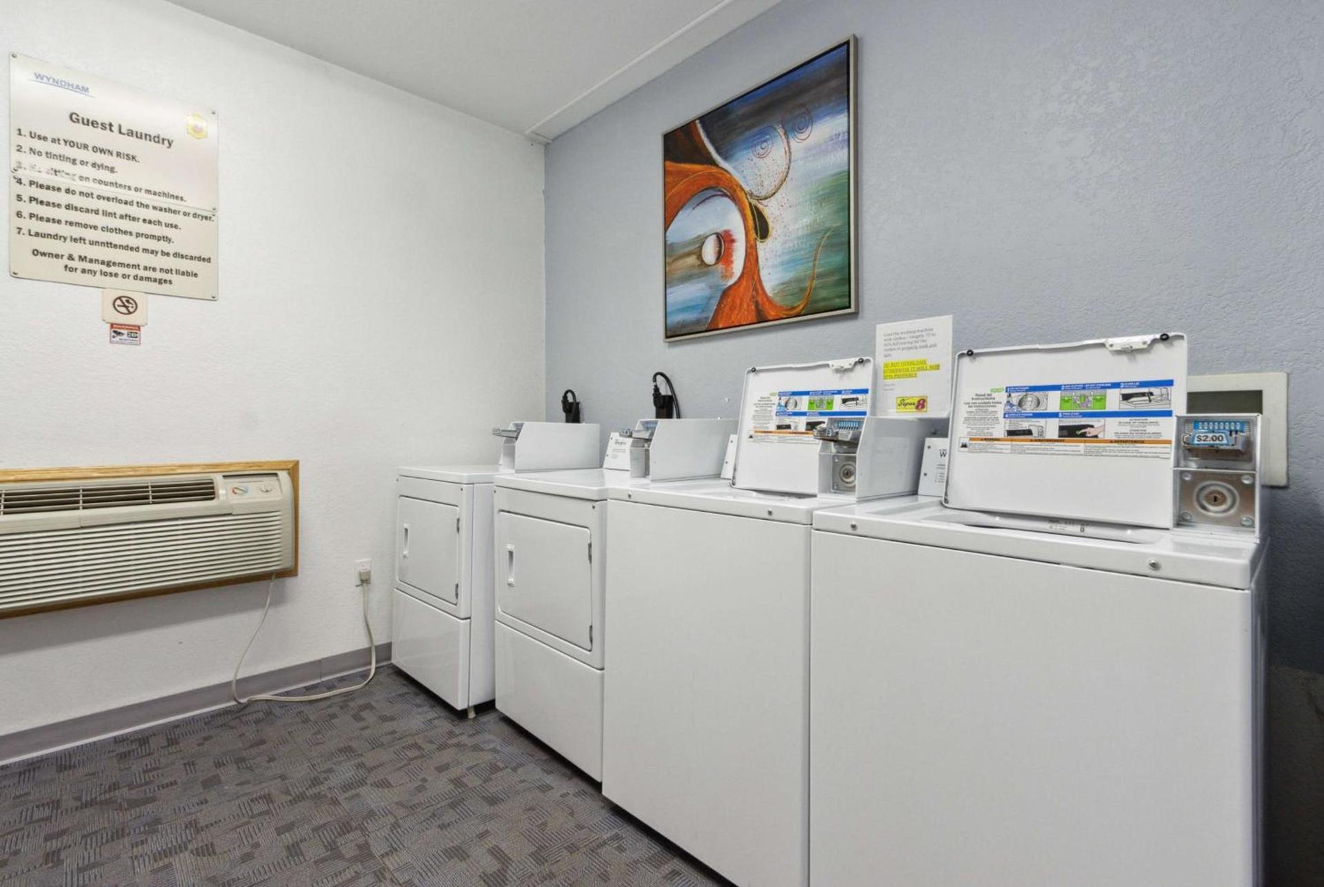 Super 8 by Wyndham Uniontown PA photo 16