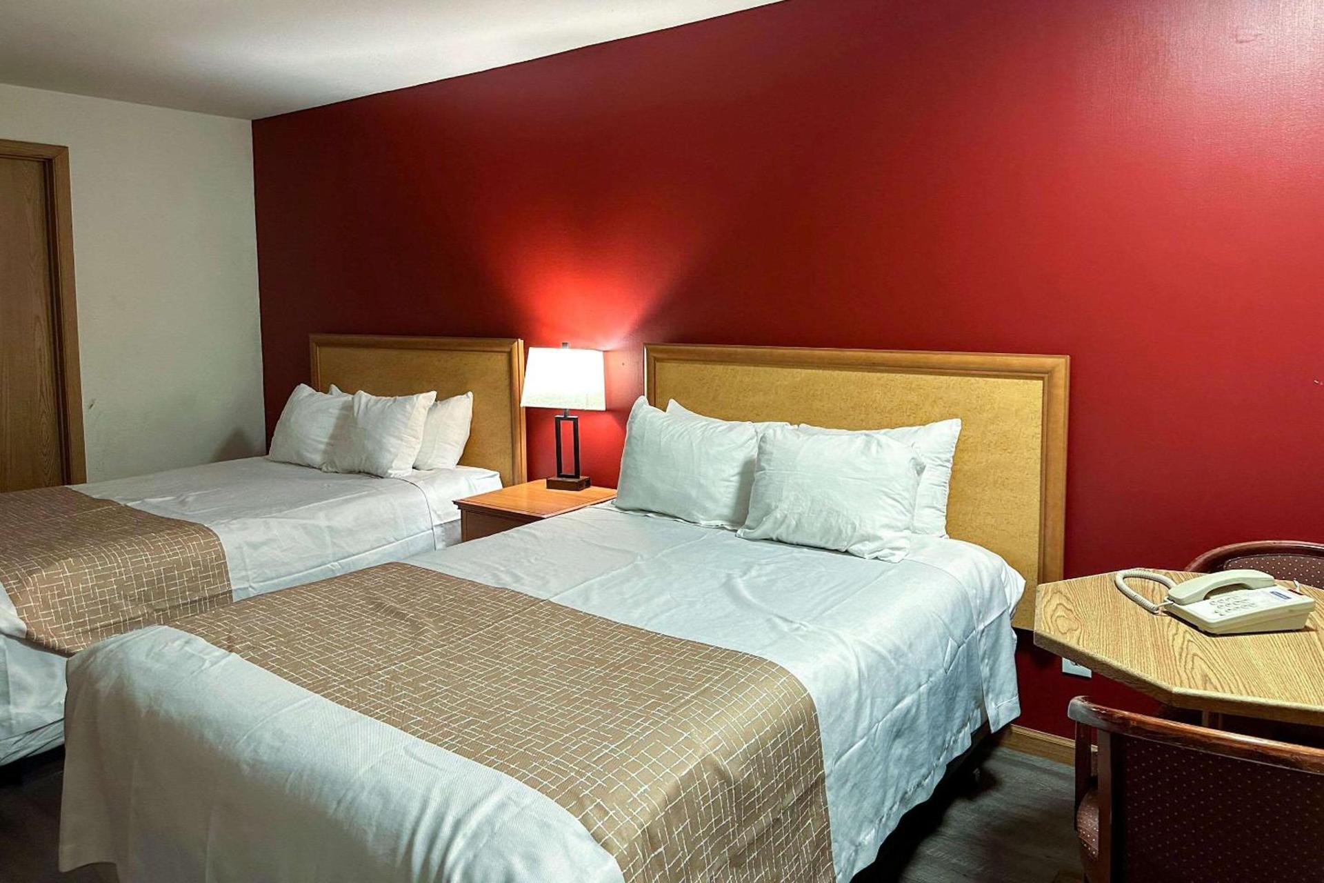 Econo Lodge Edmonds North Seattle photo 40