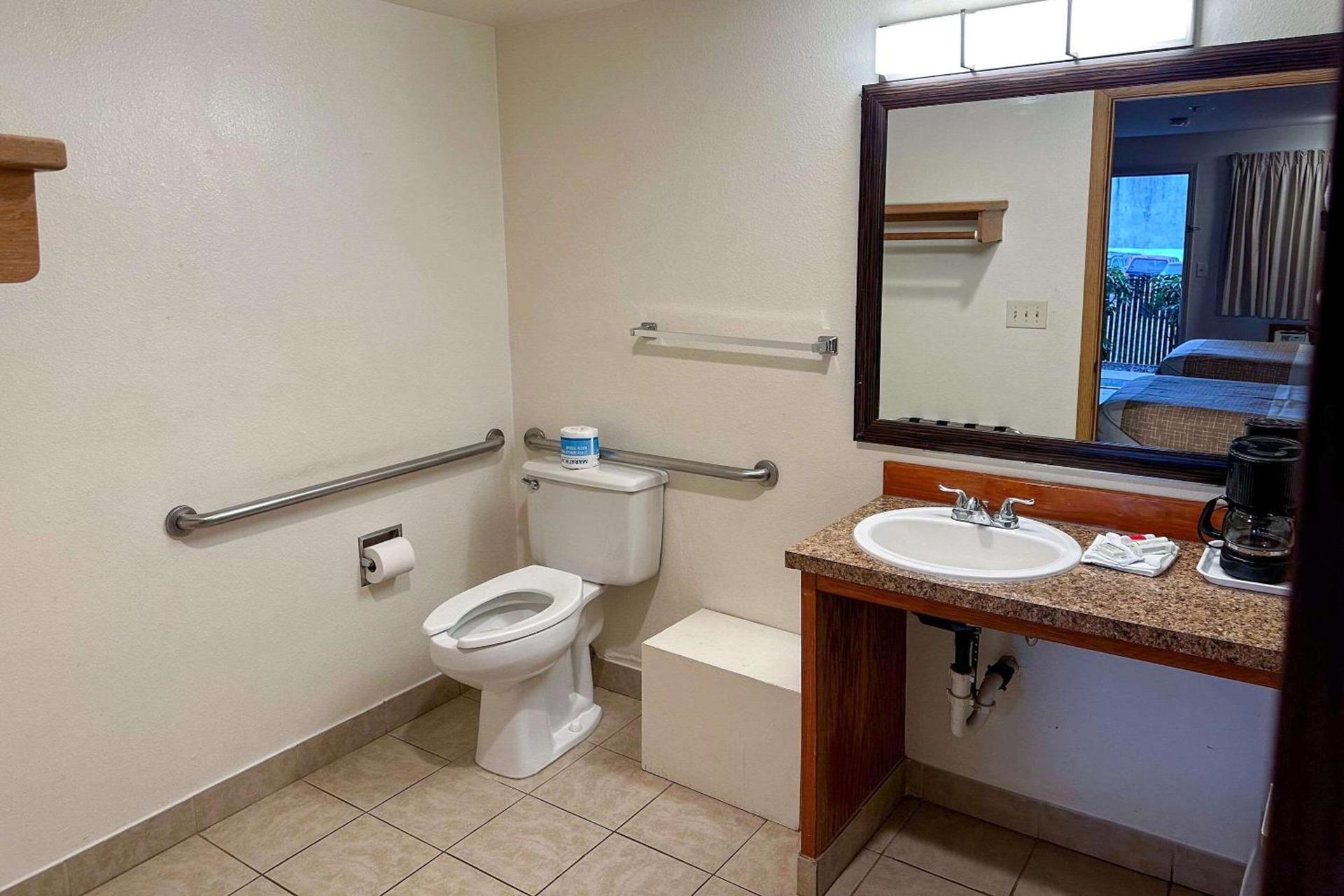 Econo Lodge Edmonds North Seattle photo 13