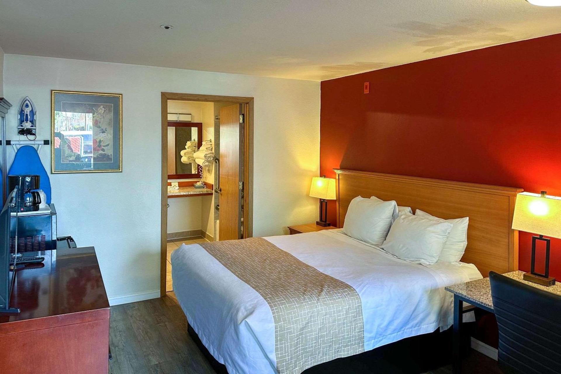 Econo Lodge Edmonds North Seattle photo 14