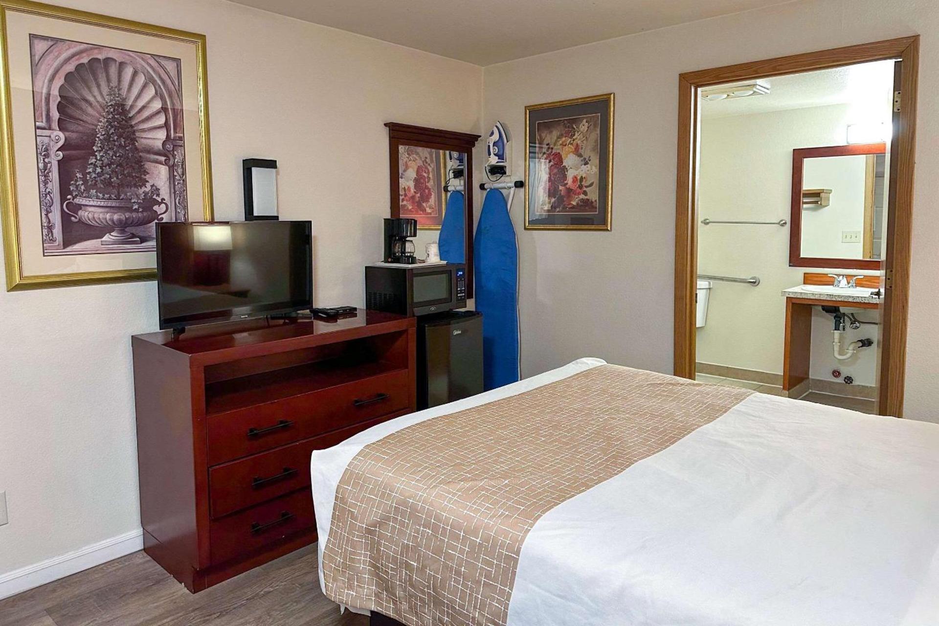 Econo Lodge Edmonds North Seattle photo 34