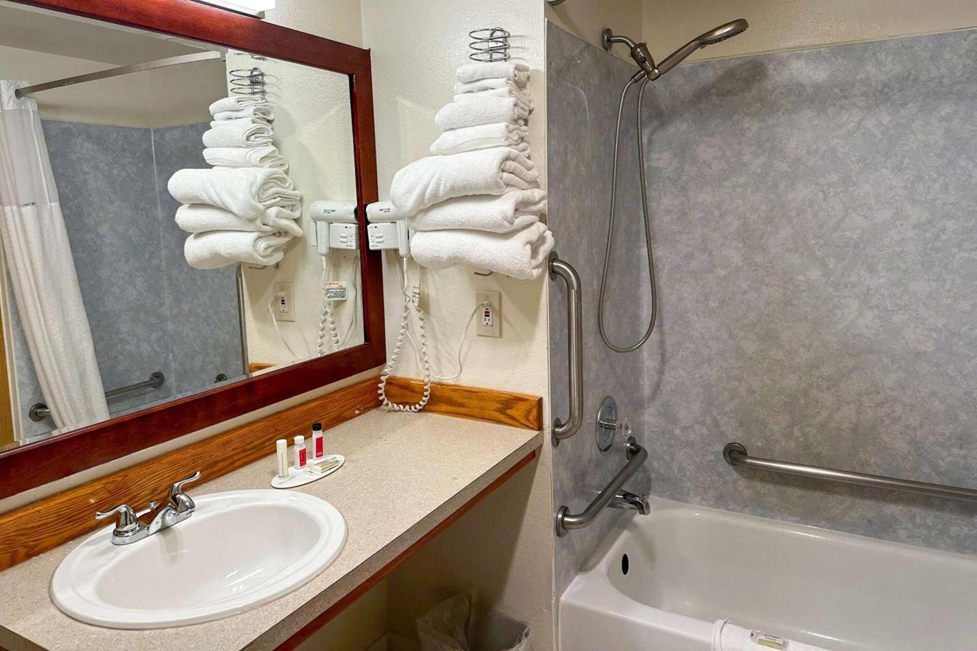 Econo Lodge Edmonds North Seattle photo 21