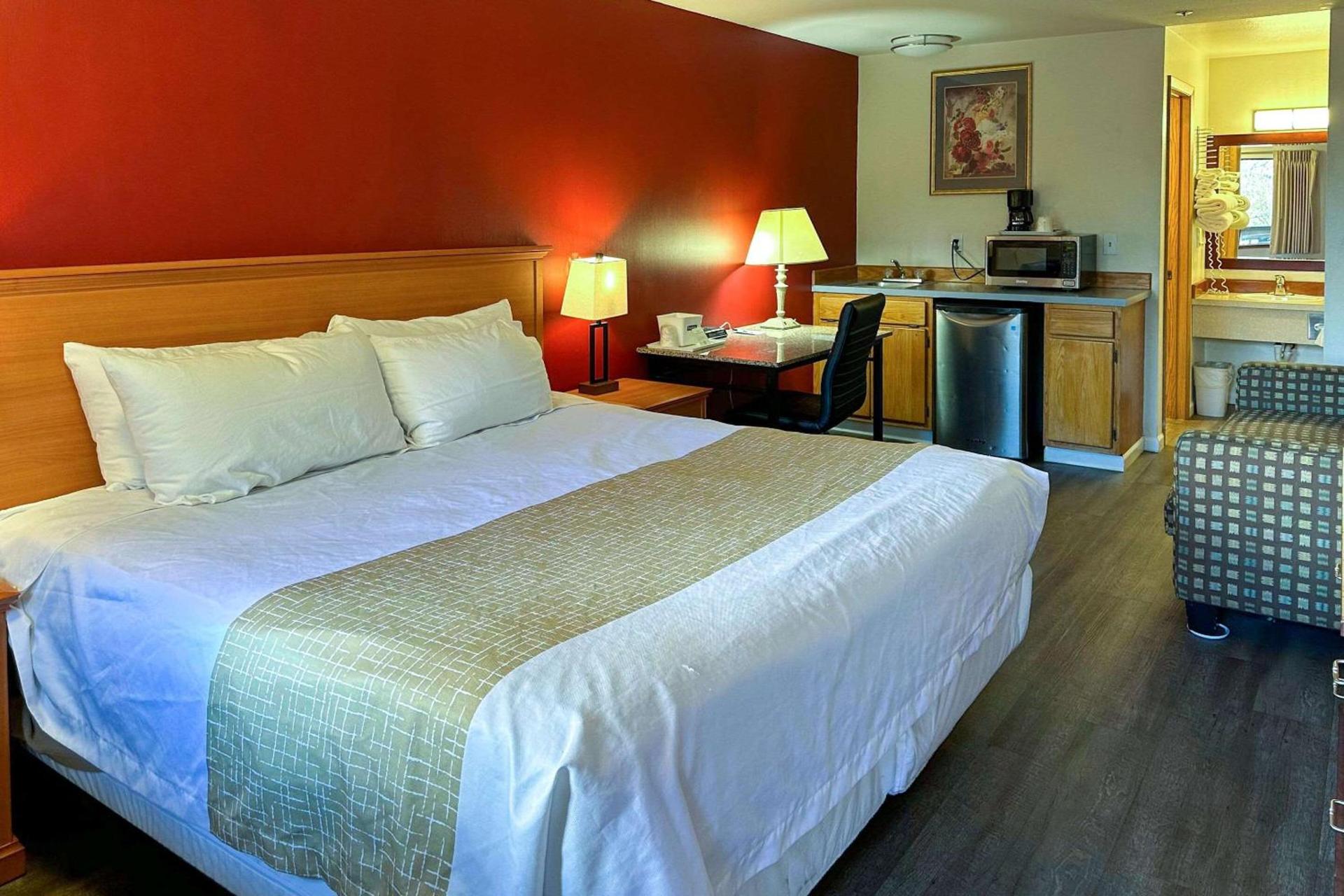 Econo Lodge Edmonds North Seattle photo 18