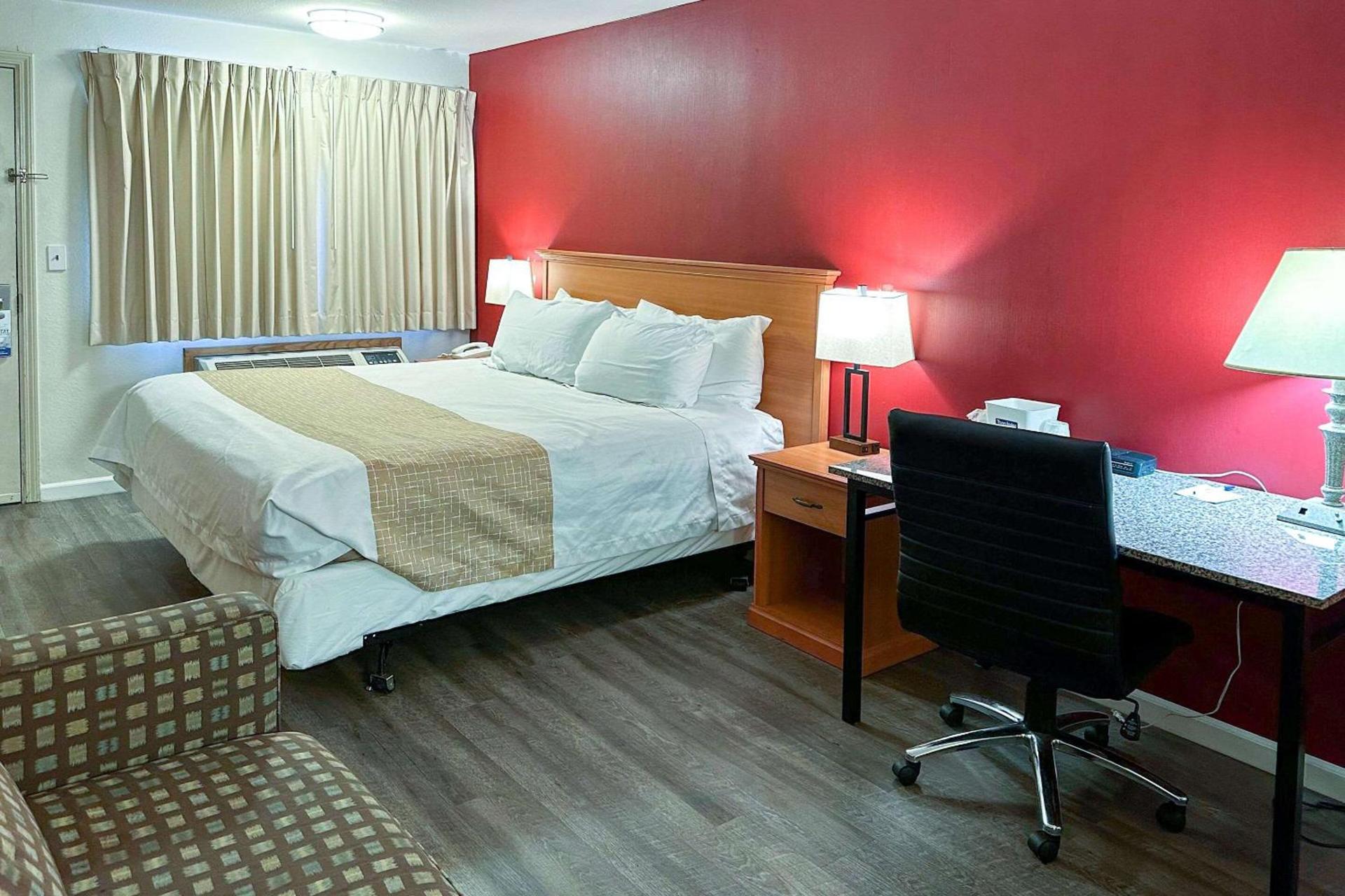 Econo Lodge Edmonds North Seattle photo 45