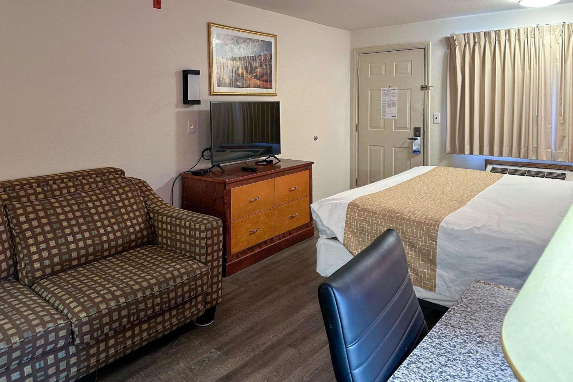 Econo Lodge Edmonds North Seattle photo 16