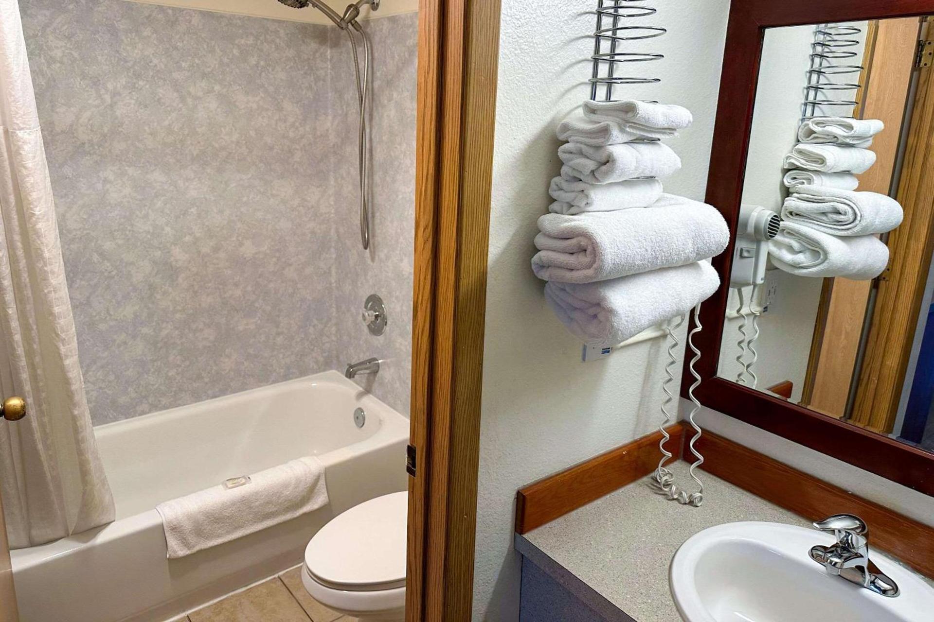 Econo Lodge Edmonds North Seattle photo 46