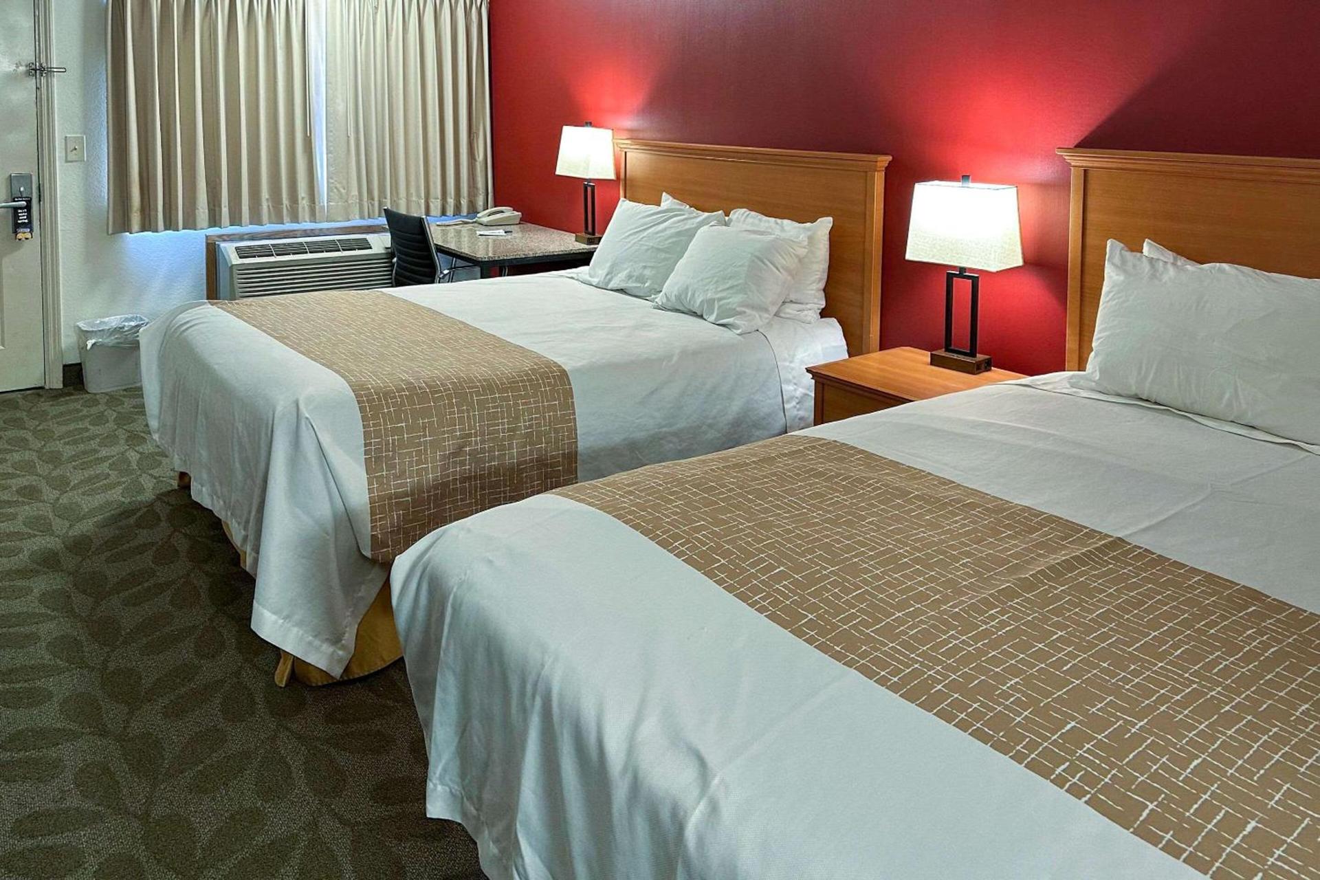 Econo Lodge Edmonds North Seattle photo 29