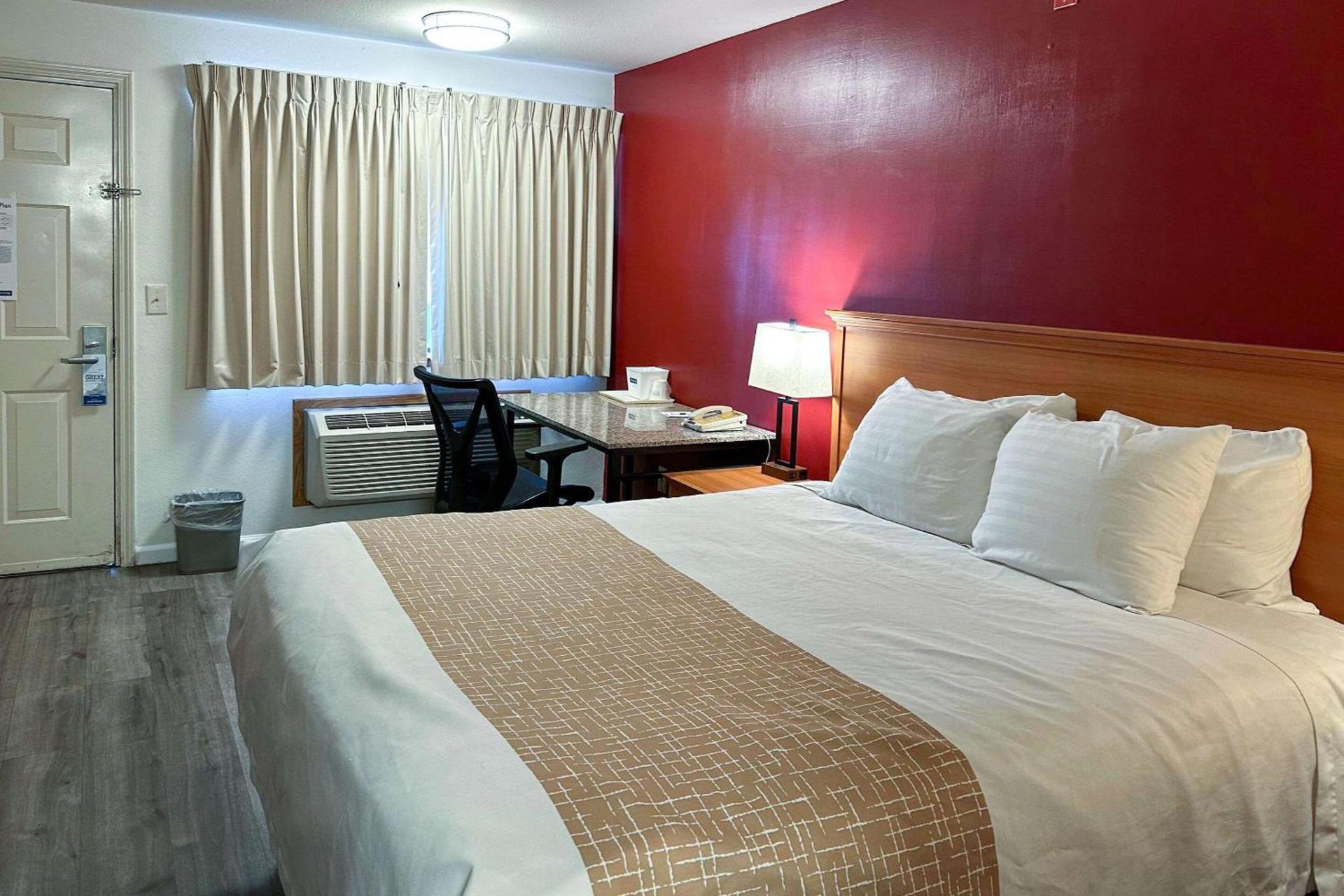 Econo Lodge Edmonds North Seattle photo 30