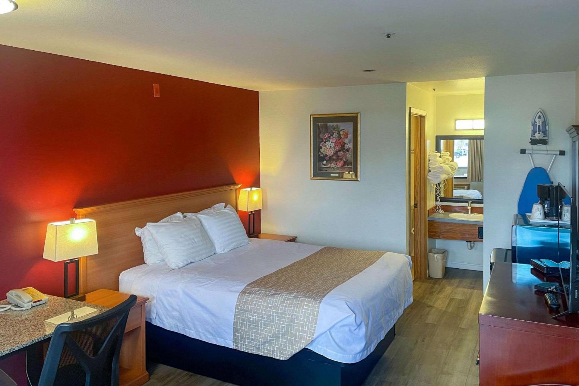 Econo Lodge Edmonds North Seattle photo 43