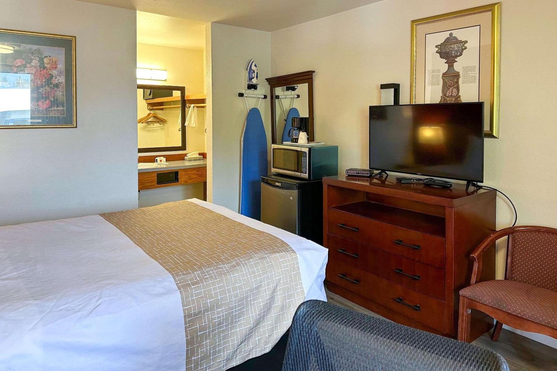 Econo Lodge Edmonds North Seattle photo 42