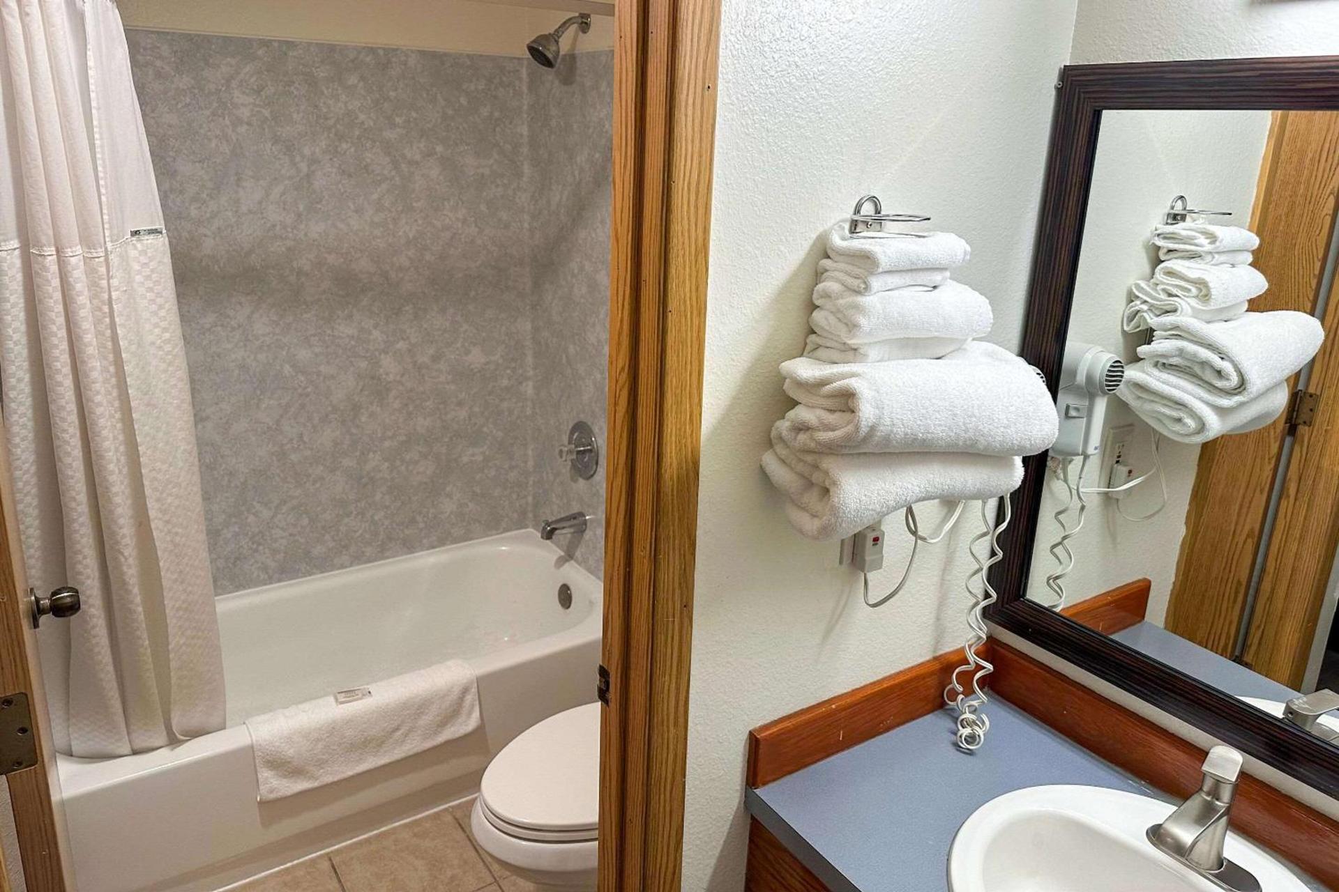 Econo Lodge Edmonds North Seattle photo 27